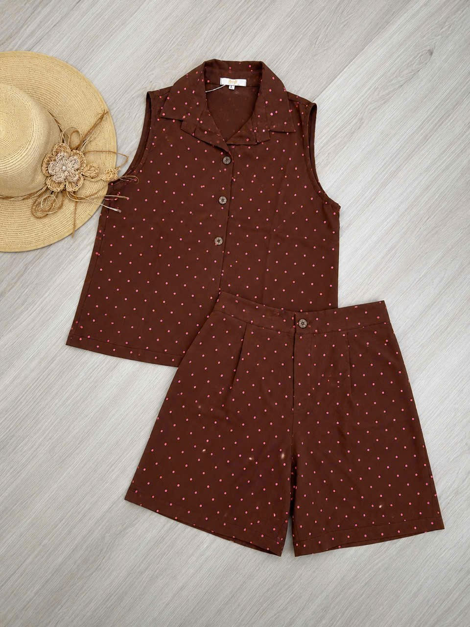 Bộ linen đùi chấm bi áo sơ mi sát nách