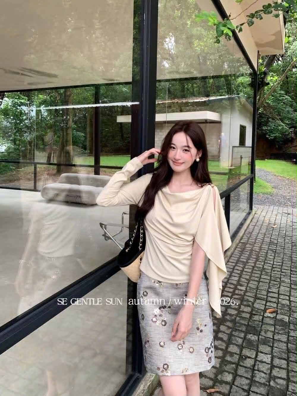 Lucas - Áo thun cổ đổ dài tay bèo lệch 1 bên vai đính charm vàng_thumbnail_1