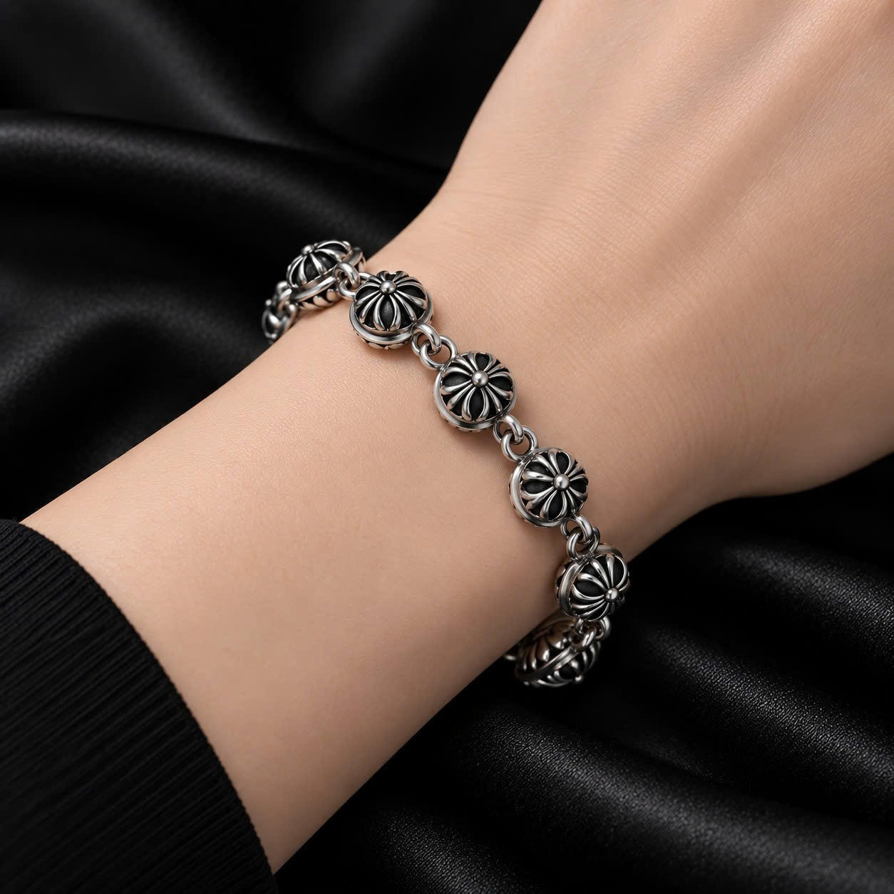 vòng tay titan charm cầu tròn chrome heart._thumbnail_3