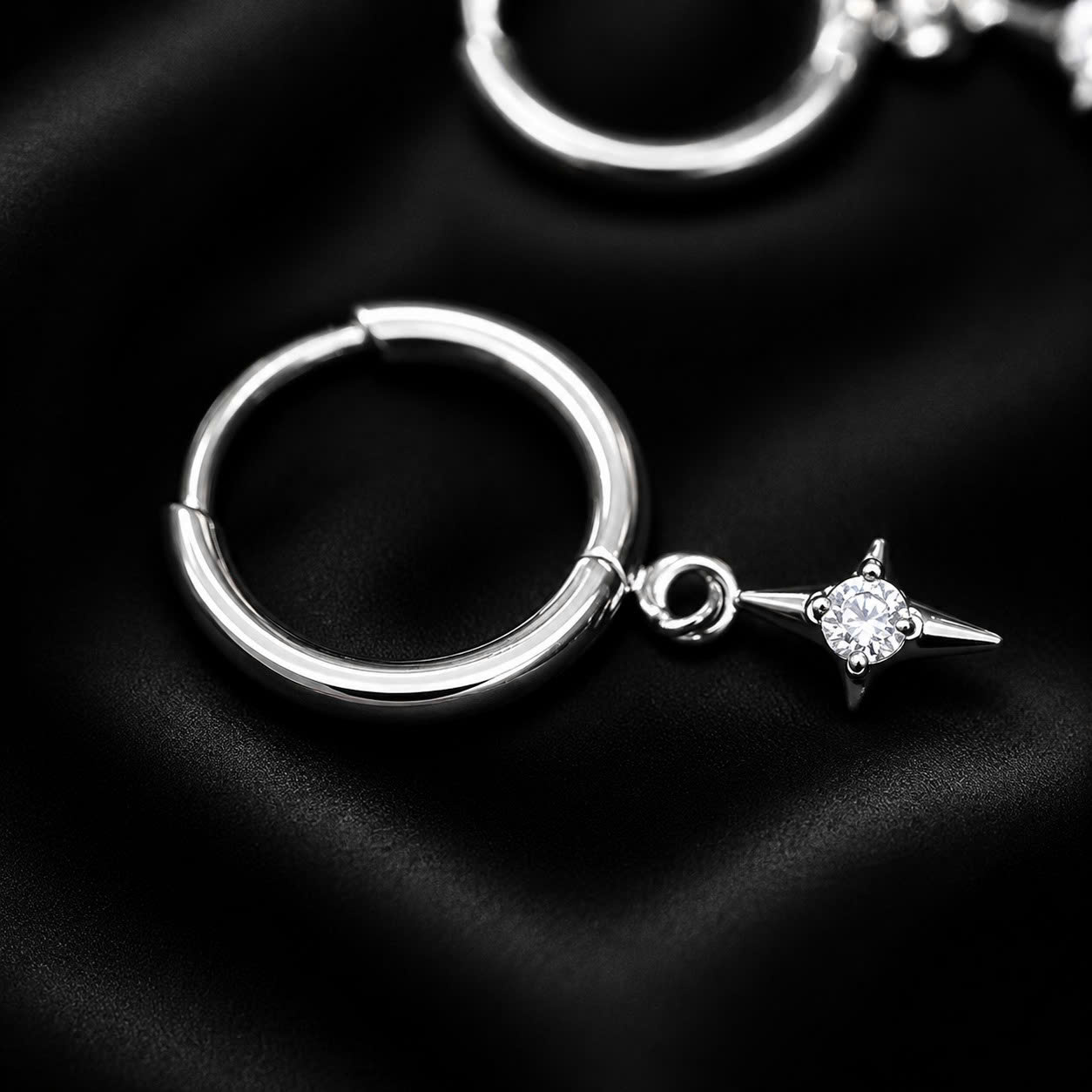 Khuyên vòng kiểu titan trơn rơi sao đá 8mm.