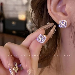 Đôi bông tai kim cương hình vuông, thanh lịch, đơn giản, tinh tế, lấp lánh, đính toàn bộ kim cương, mang đến vẻ sang trọng, nhỏ nhắn và cao cấp