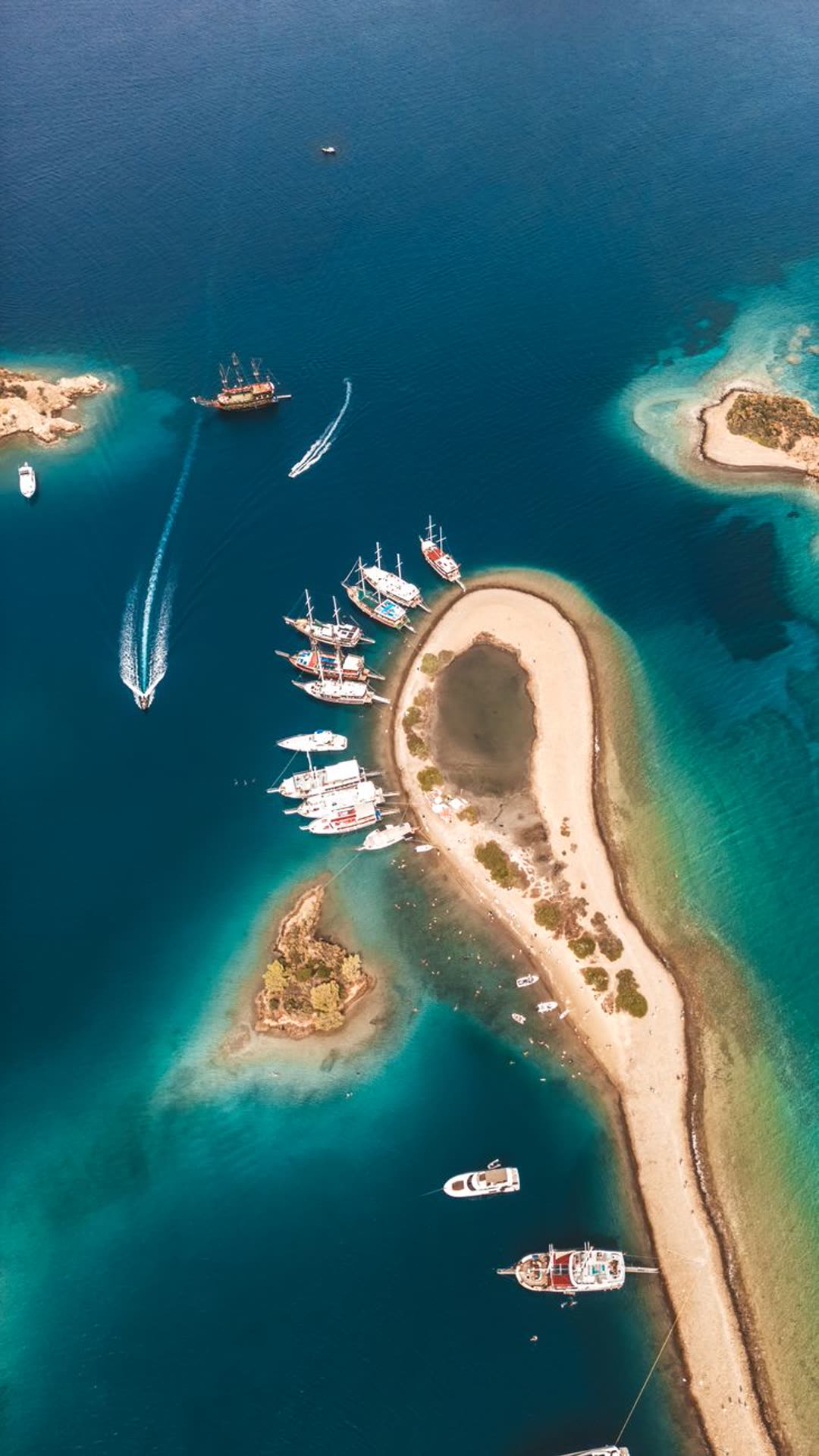 Vista aérea de banco de arena y lancha en Isla Mujeres