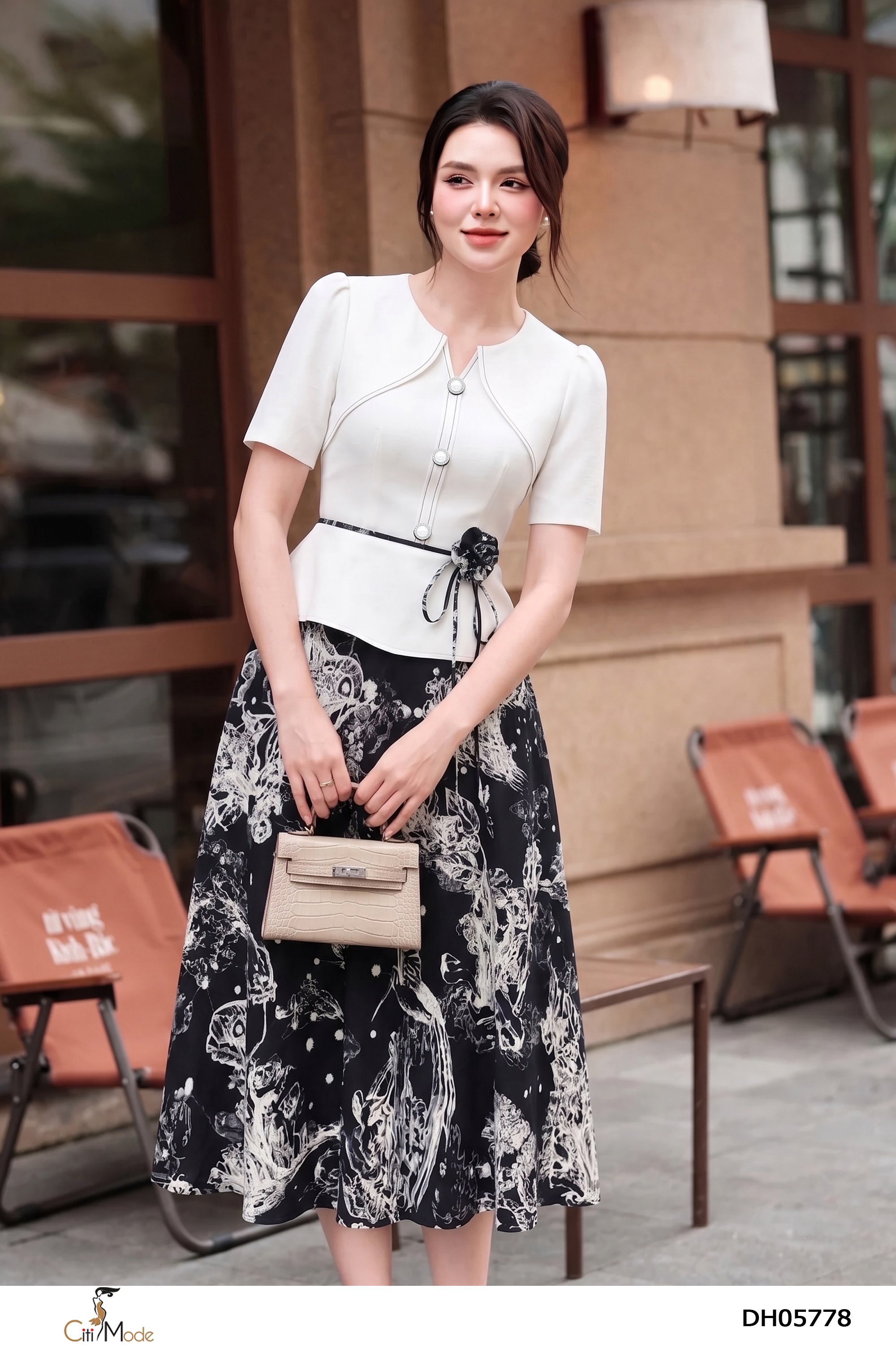 Đầm xòe hoa đen phối trắng, cổ V cách điệu phối hoa eo