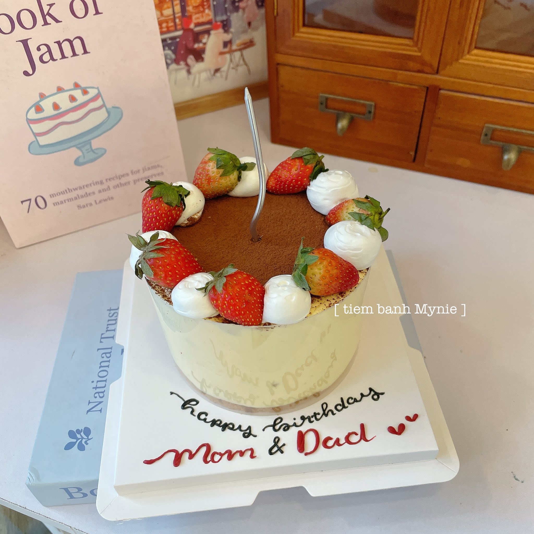 Bánh tiramisu trang trí dâu tây - TM008