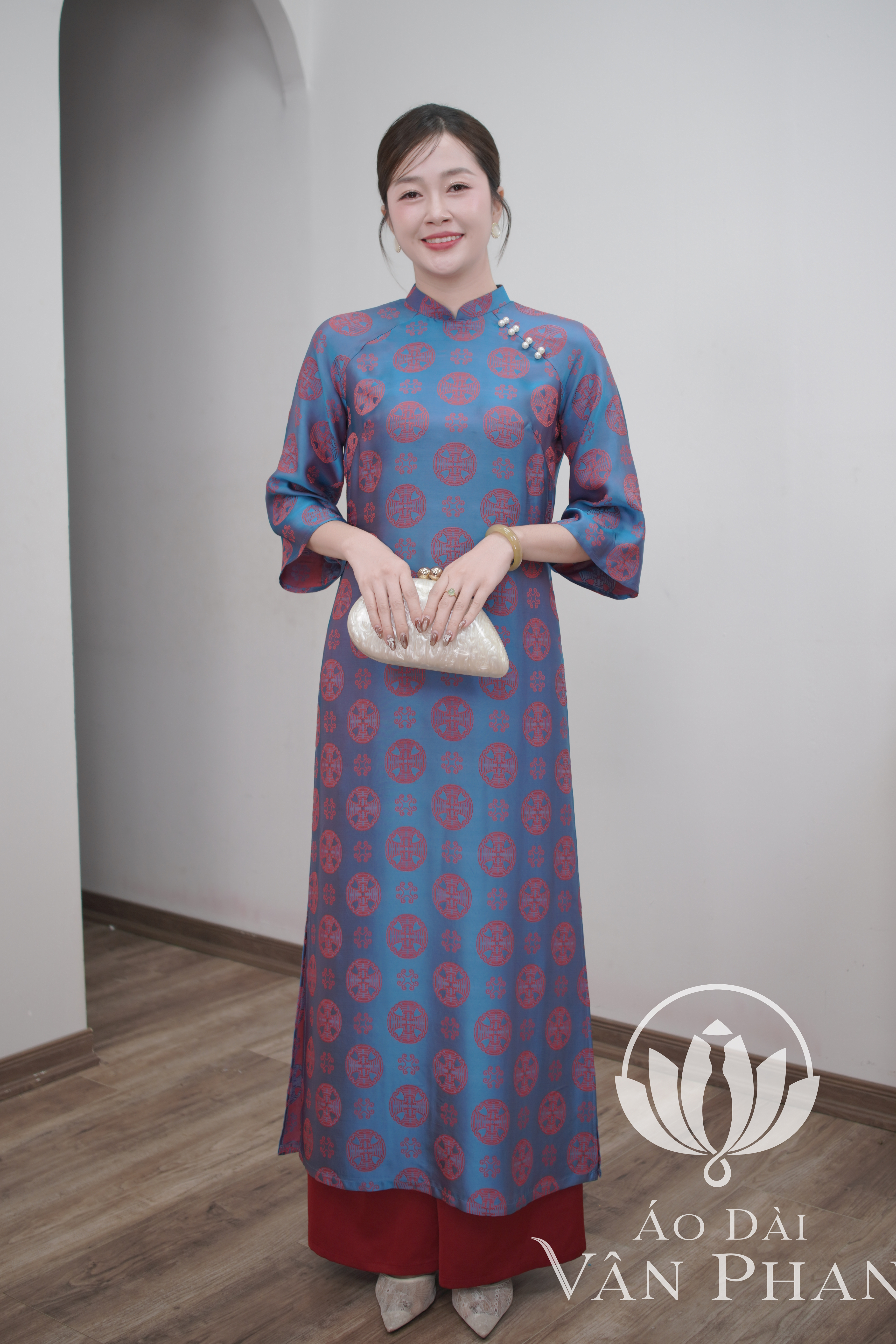 CT408 áo dài cách tân cổ 2p tay loe gấm xanh thọ đỏ_thumbnail_2