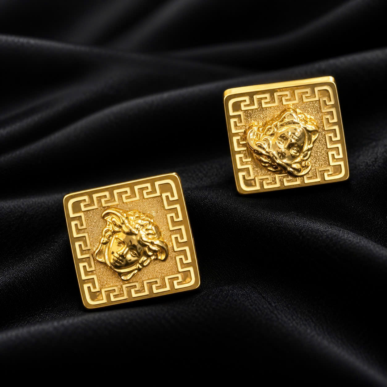 khuyên kiểu cặp titan vàng vuông Versace
