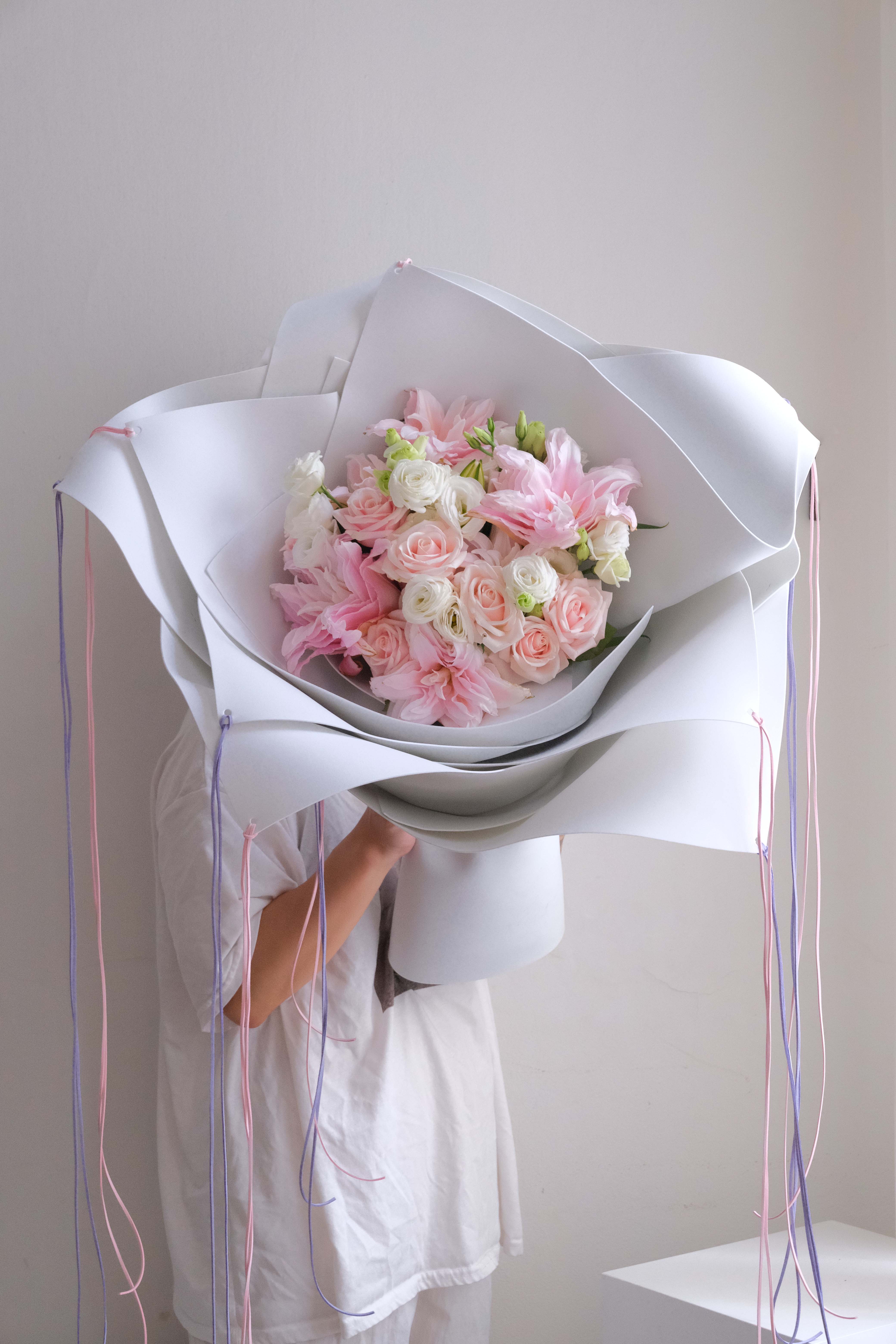 Umbala - Pink Sweetie - Bó hoa ly mix tone hồng giấy xốp trắng