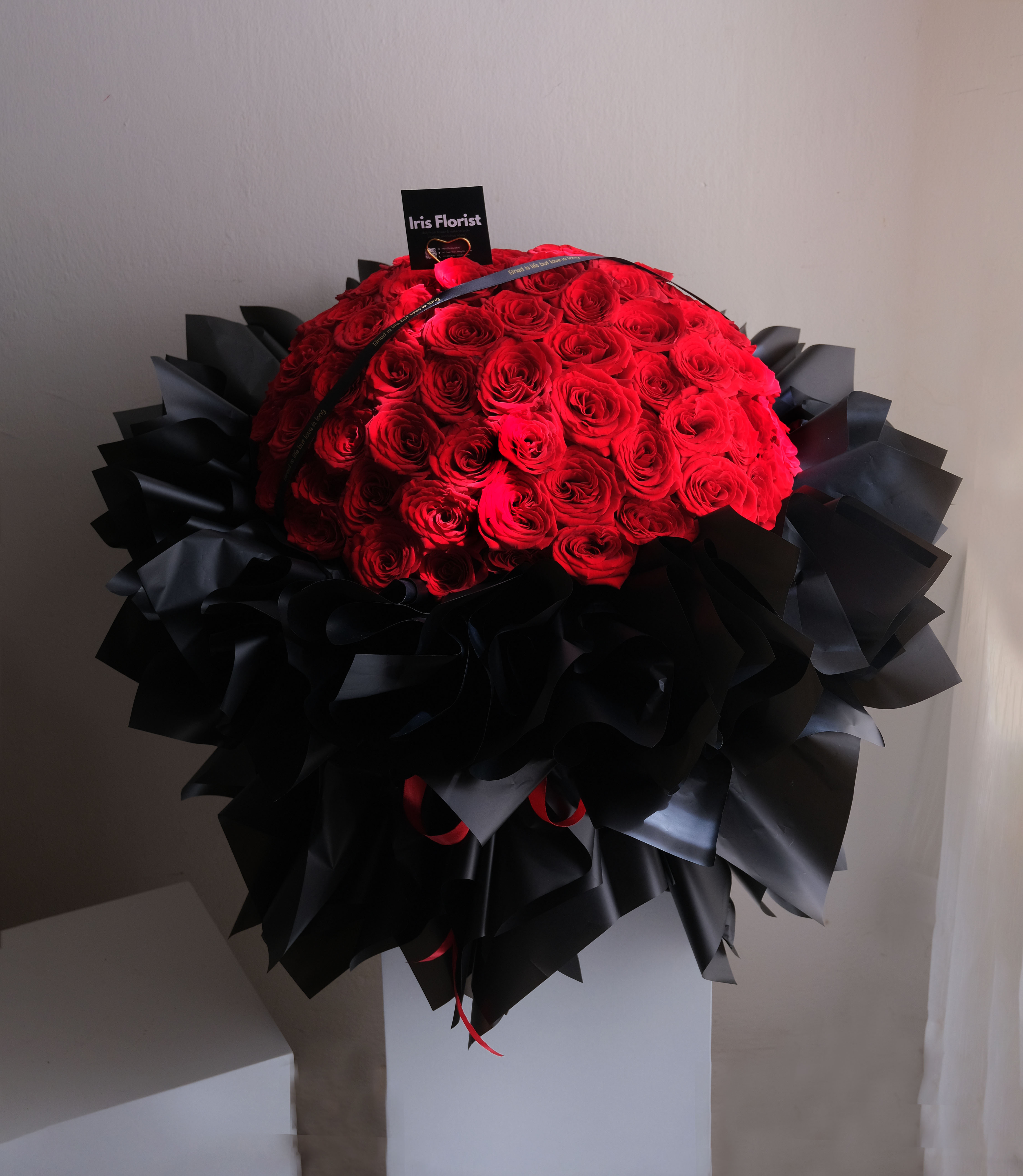 Bó hoa 99 bông hồng đỏ Red Naomi (bó cắm cốt xốp ẩm)