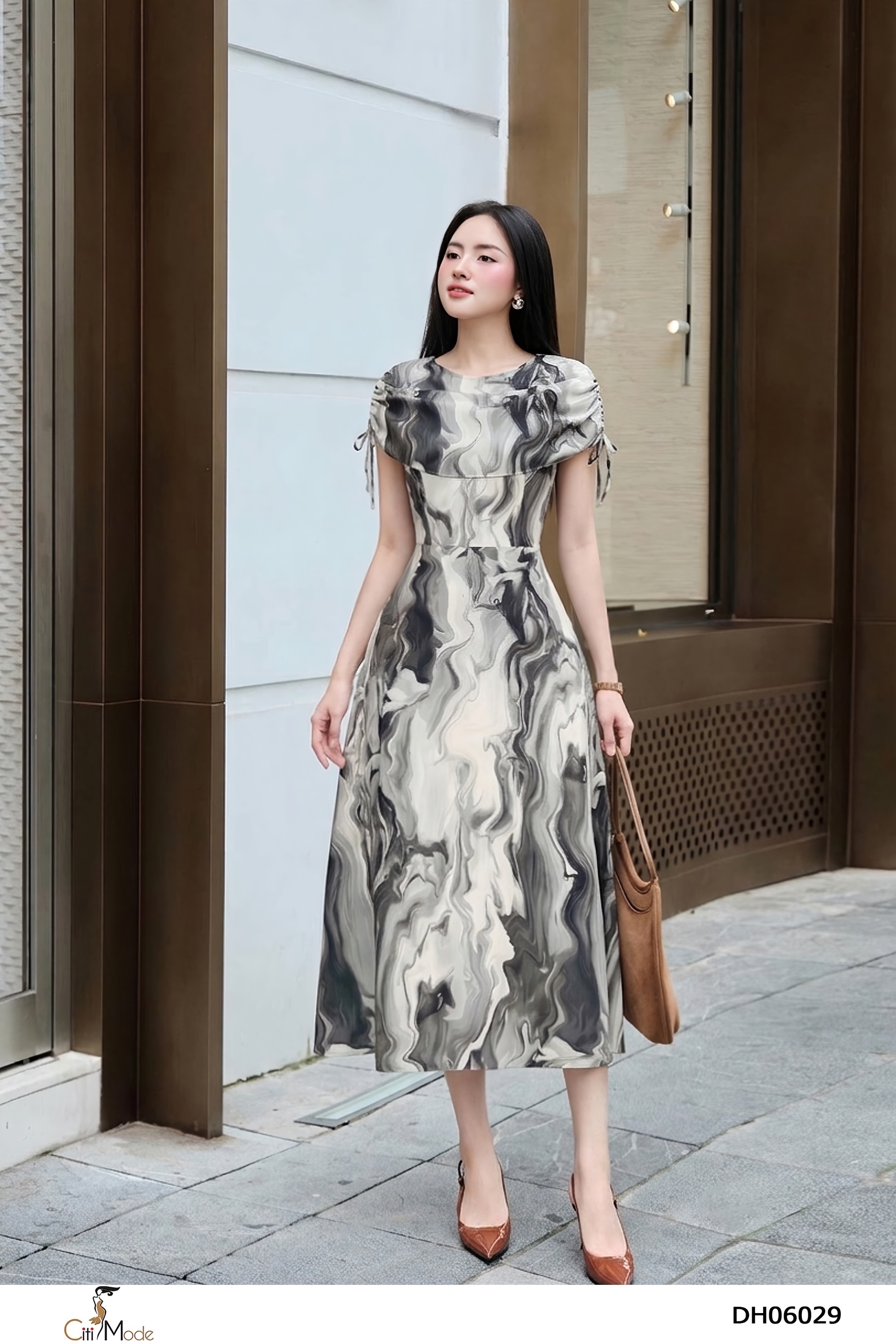 Đầm xòe họa tiết trắng đen tà phủ tay nhún thắt nơ_thumbnail_5