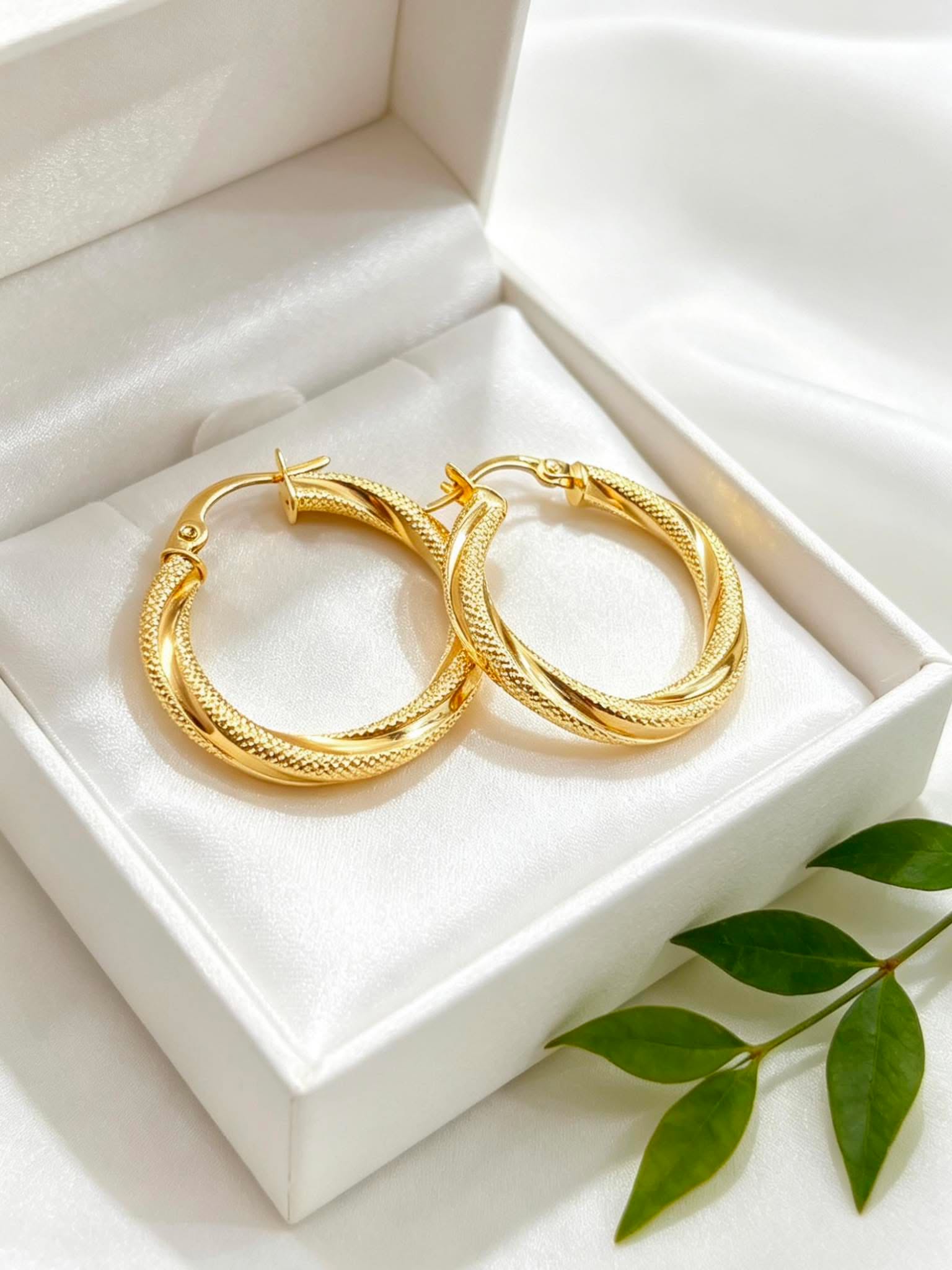 DIACUT TWISTED LOOP EARRING