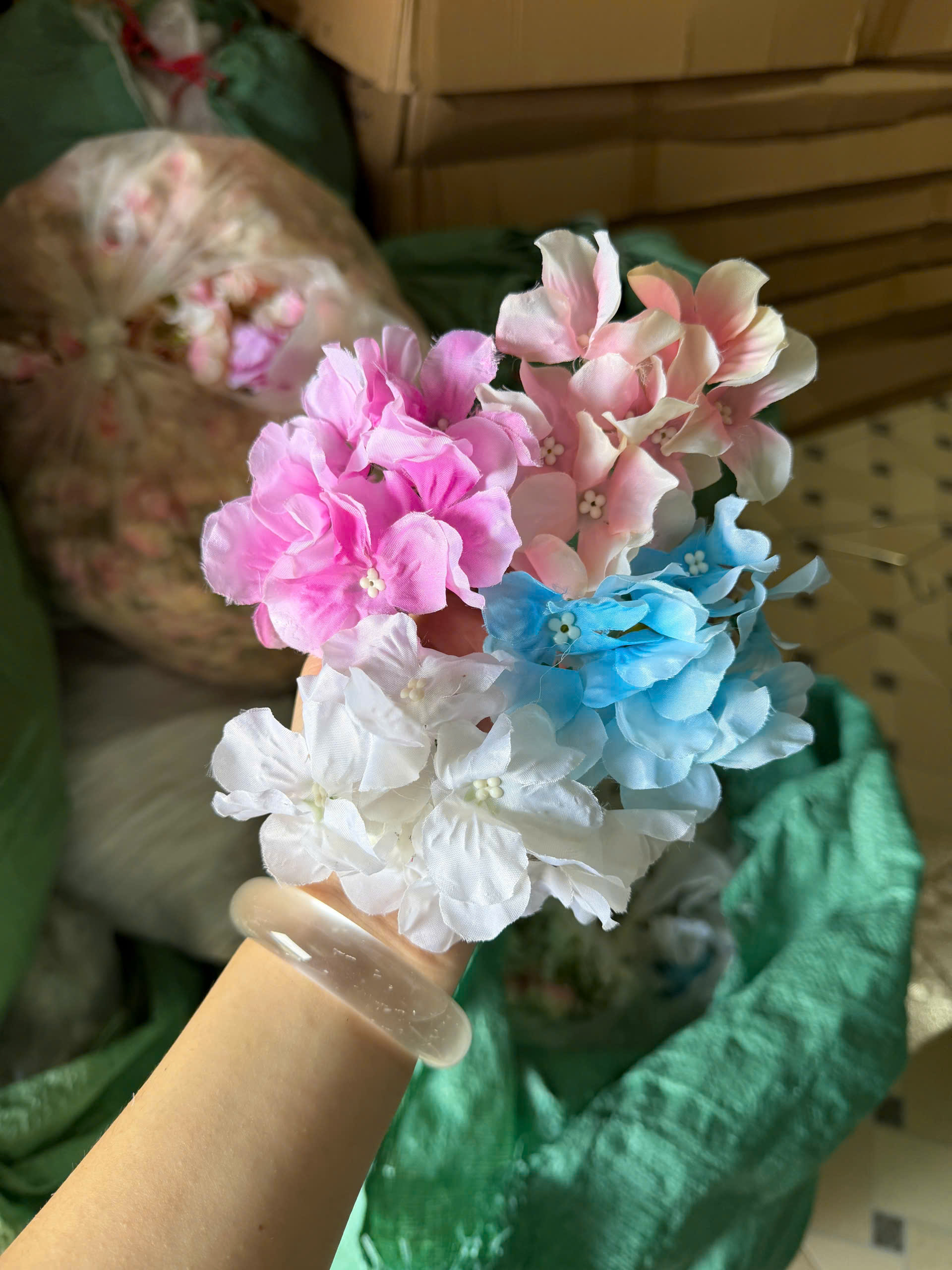 Nhánh tú cầu 300đ/bông