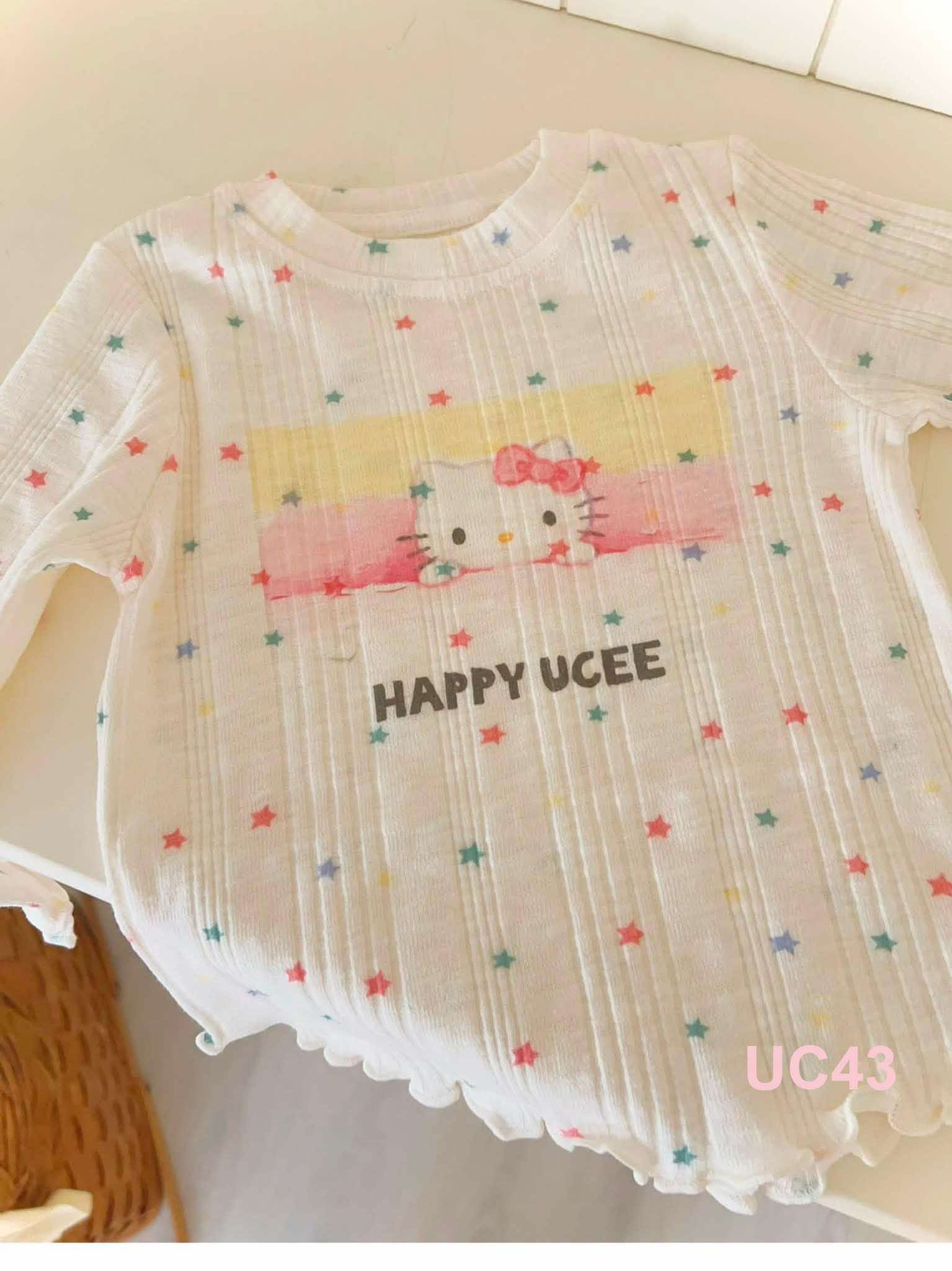 UC43 - Áo thun màu kem hoạ tiết chấm bi UCEE 278055