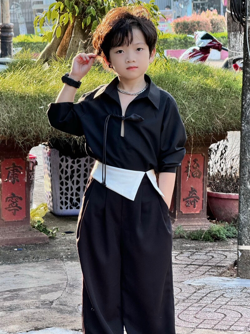 Quần Suông Đen Đai Trắng Dáng rộng, Áo Đen Cúc Tàu Cho Bé Trai.