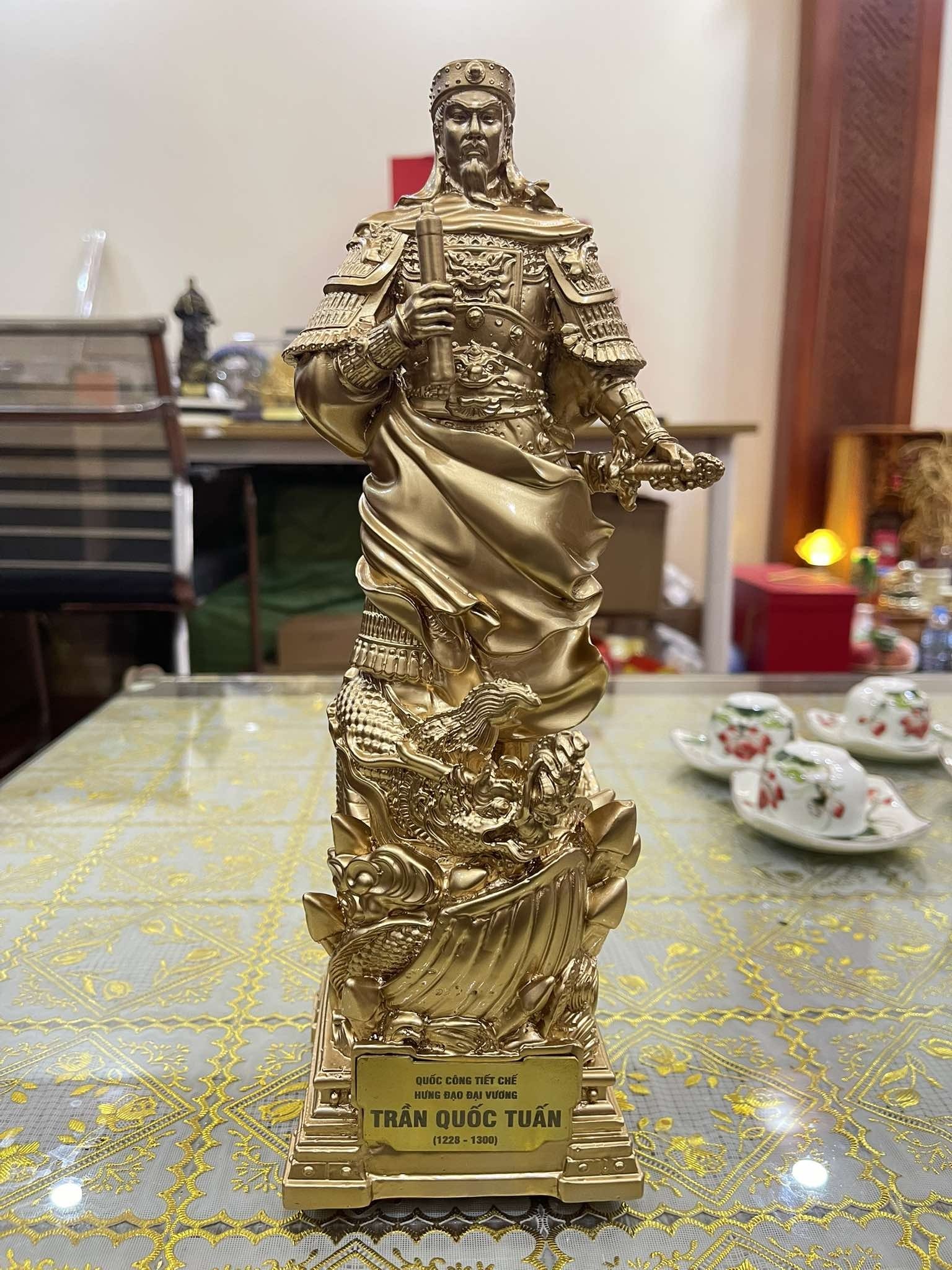 Tượng Hưng Đạo Đại Vương Trần Quốc Tuấn Màu Vàng Cao 30cm