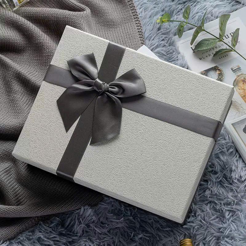 Hộp Quà Tặng Size 25x20x10 Cunbag Gắn Nơ Màu Xám Sang Trọng Thiết Kế Tinh Tế Dịp Sinh Nhật HCUN003