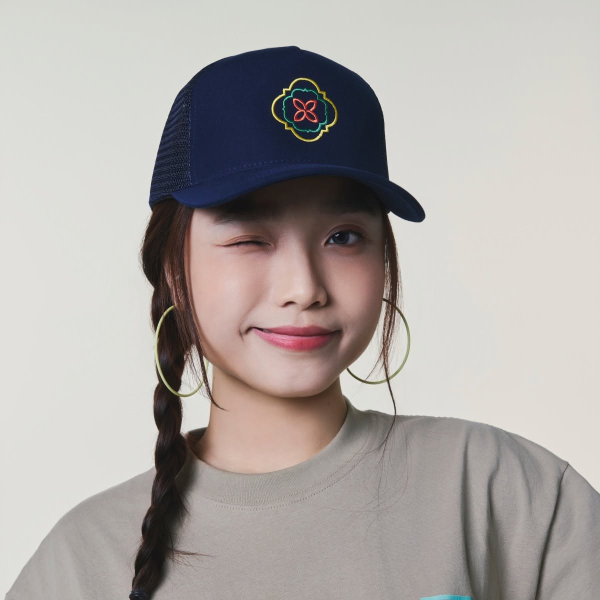 Mũ Nón Lưỡi Trai CROISÉ Navy Thêu Hoa Văn Di Sản Màu Đỏ Xanh Lá Viền Vàng Phối Lưới Thoáng Unisex Trẻ Trung_thumbnail_3