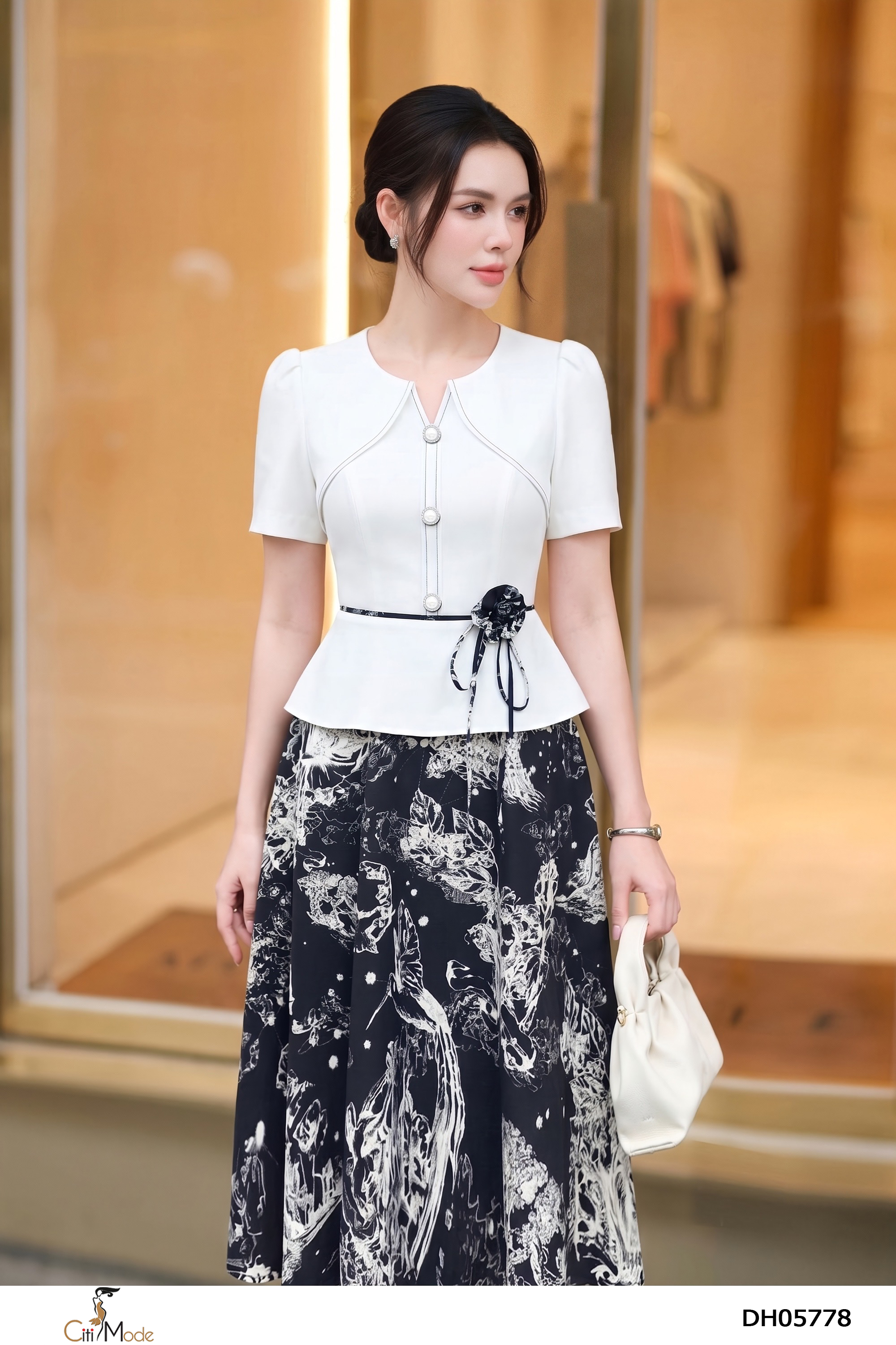 Đầm xòe hoa đen phối trắng, cổ V cách điệu phối hoa eo_thumbnail_6