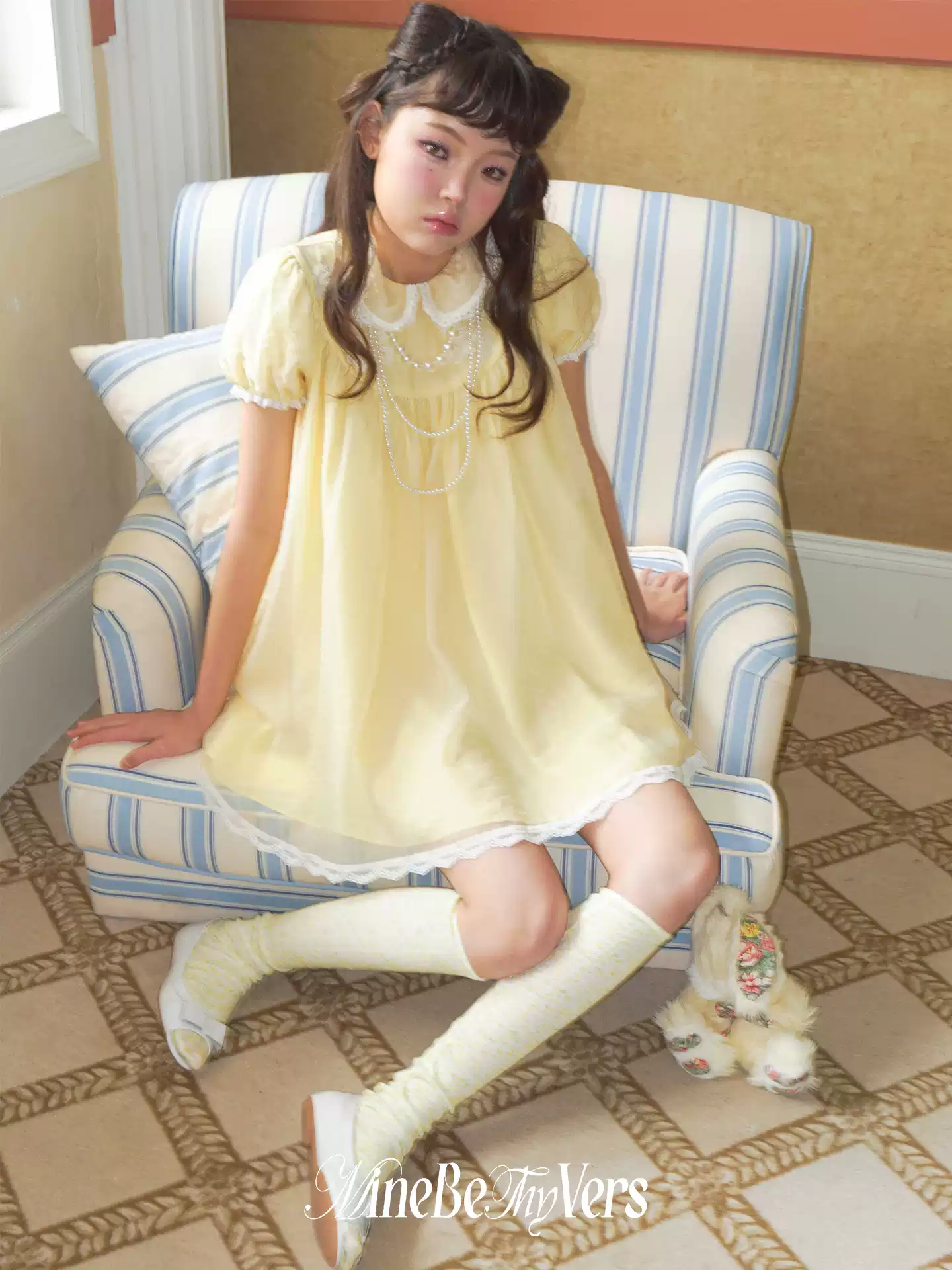 MineBeThyVers Đầm màu vàng nhạt tay phồng viền ren bằng vải organza, đầm babydoll tay ngắn nữ tính.