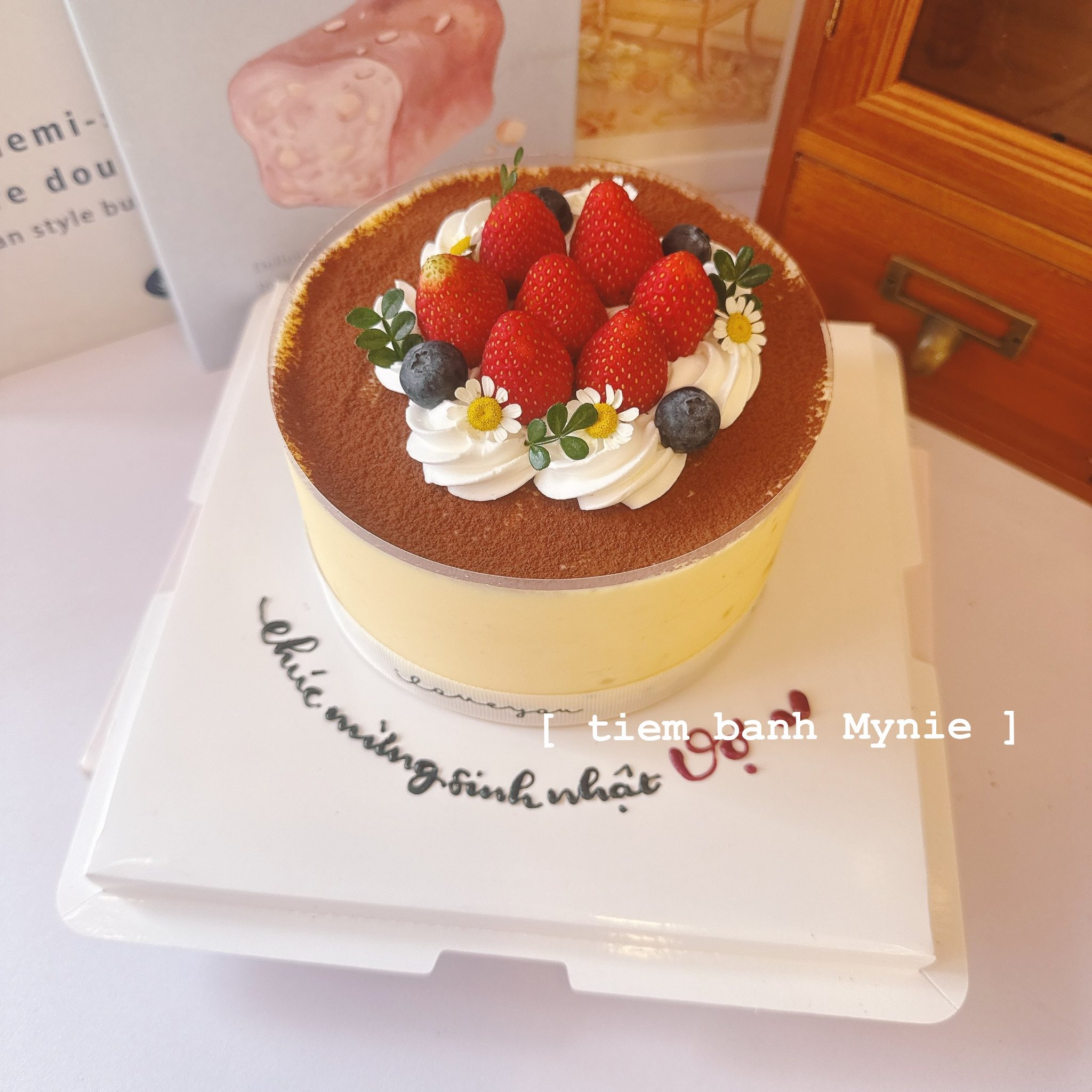 Bánh tiramisu trang trí dâu tây - TM001_thumbnail_2