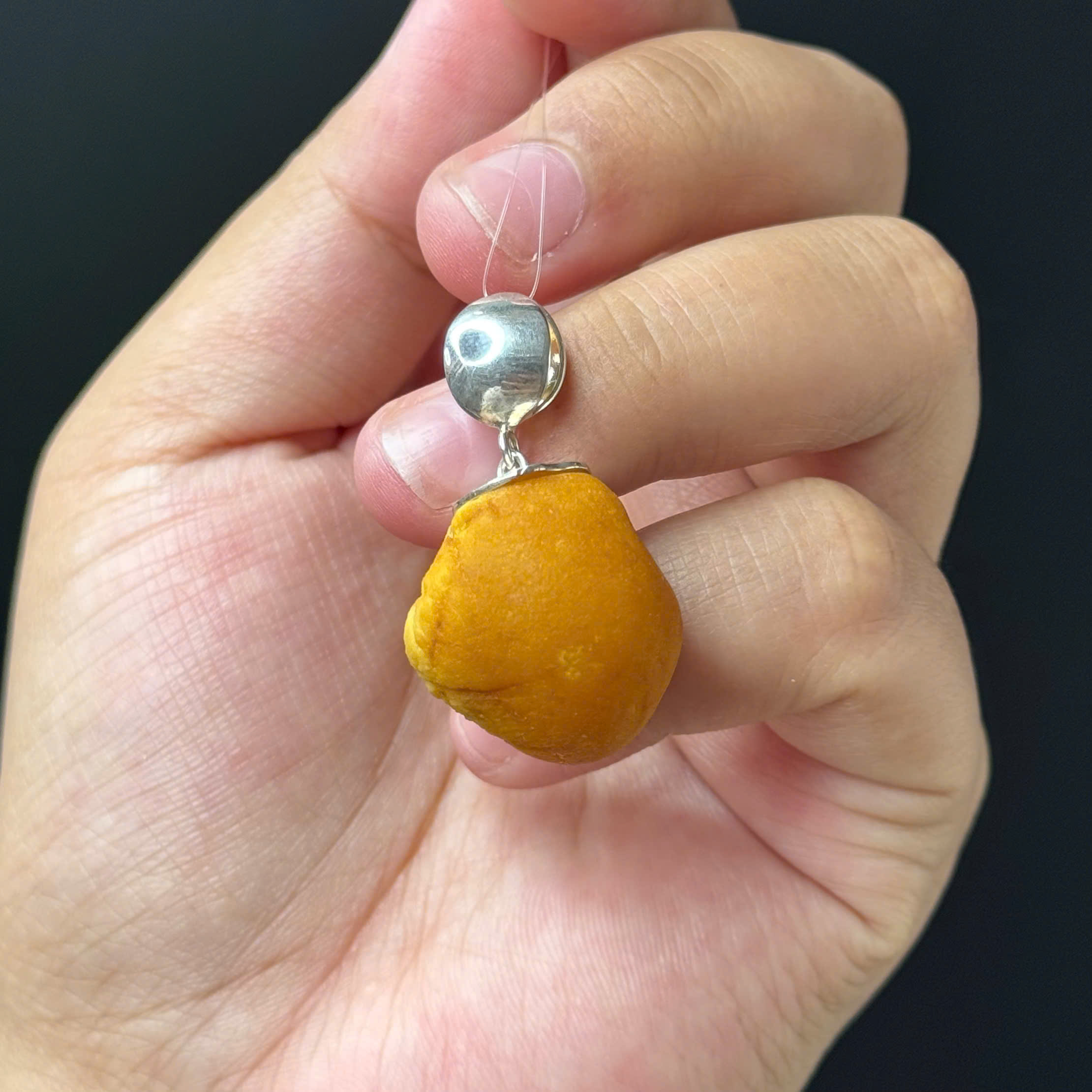 Mặt Dây Hổ Phách Vàng Vân Óc Chó Chốt Bạc - Mã 8095