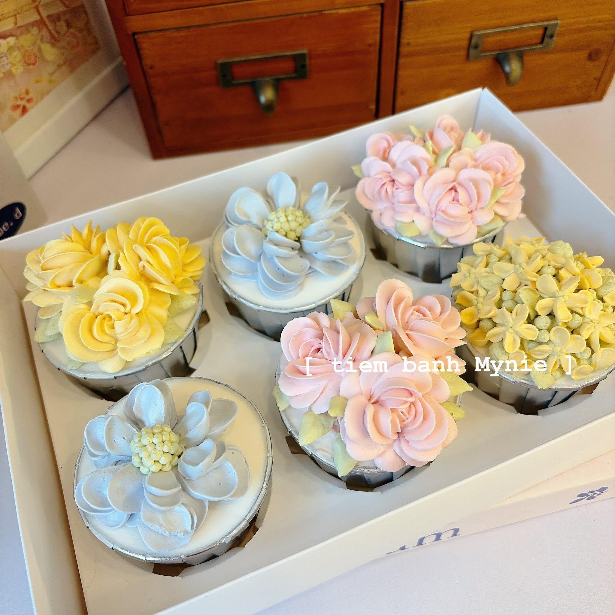 Set bánh cupcake trang trí hoa