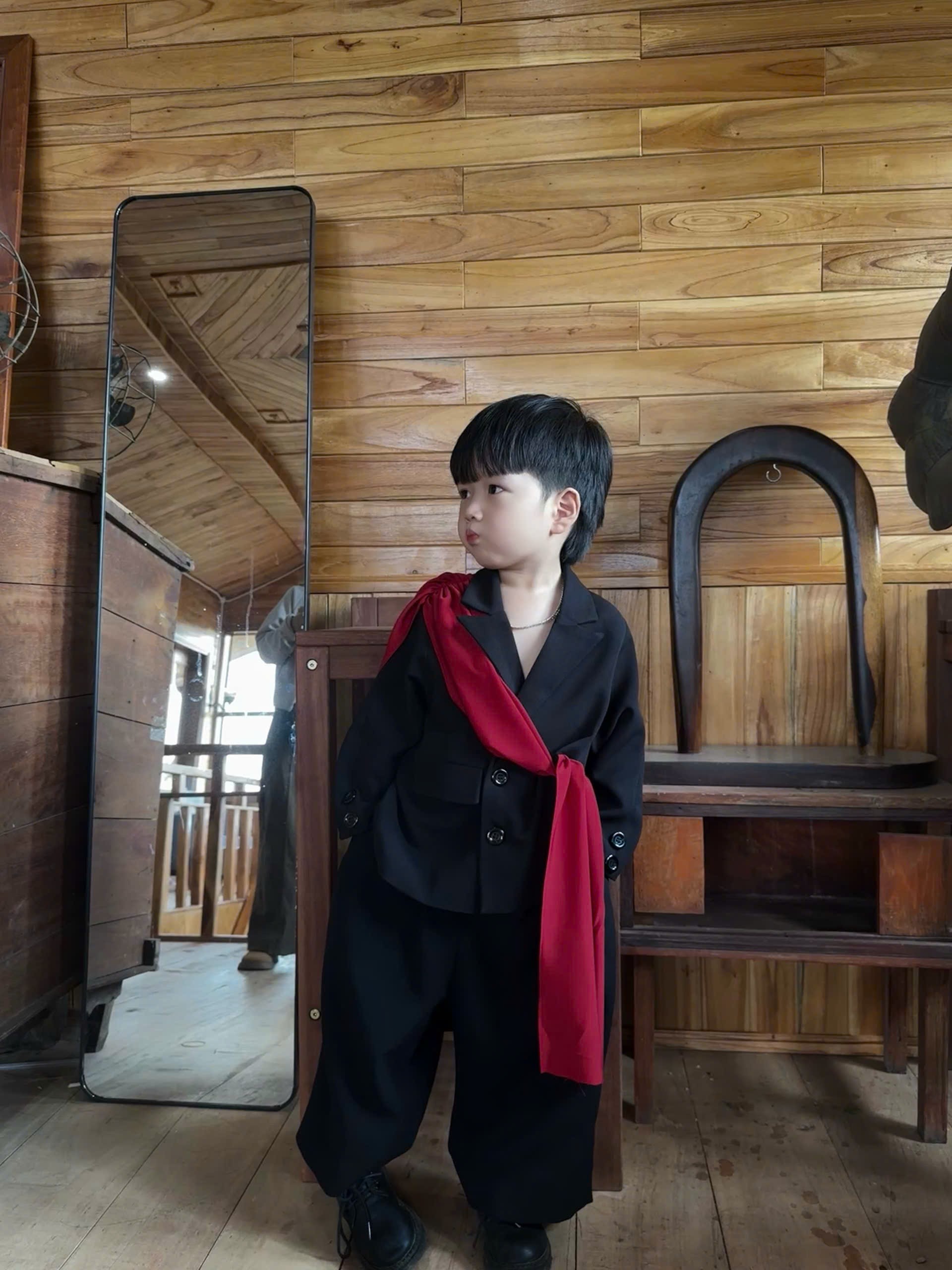 Áo Vest Đen Dây Chéo Lụa Đỏ Thời Trang Cho Bé._thumbnail_4