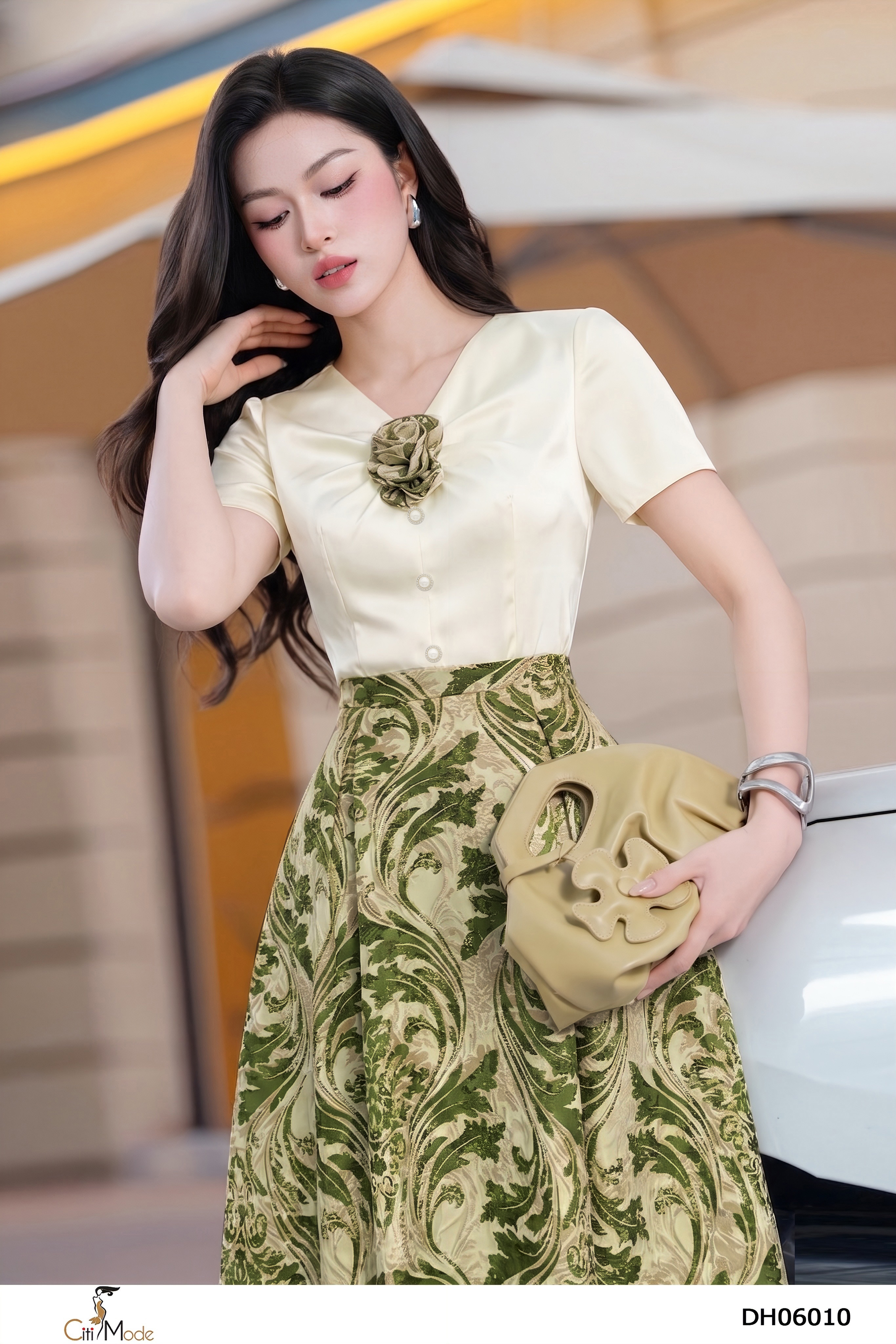 Đầm xòe họa tiết xanh phối trắng kem ngực nhún cổ V tay ngắn