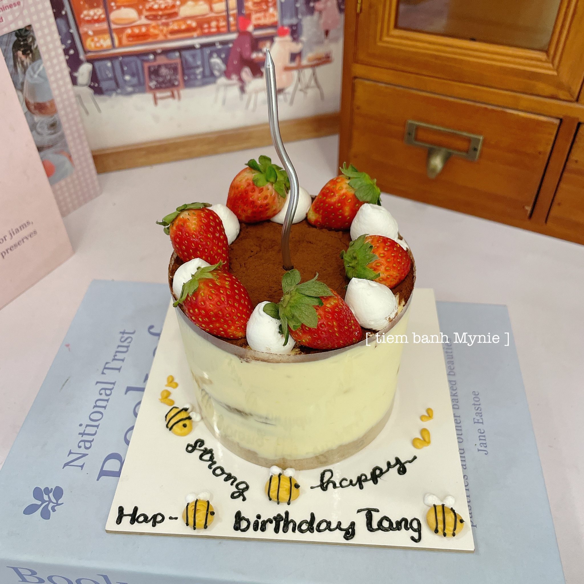 Bánh tiramisu trang trí dâu tây - TM008_thumbnail_1
