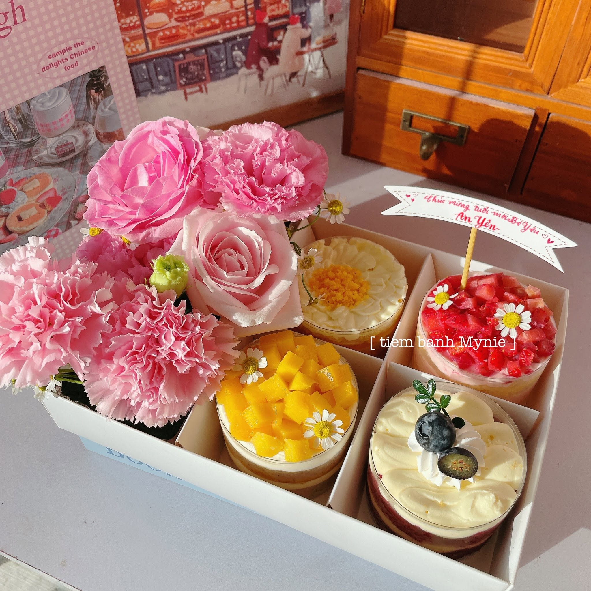 Set 4 bánh cốc tròn mix vị, kết hợp hoa tươi