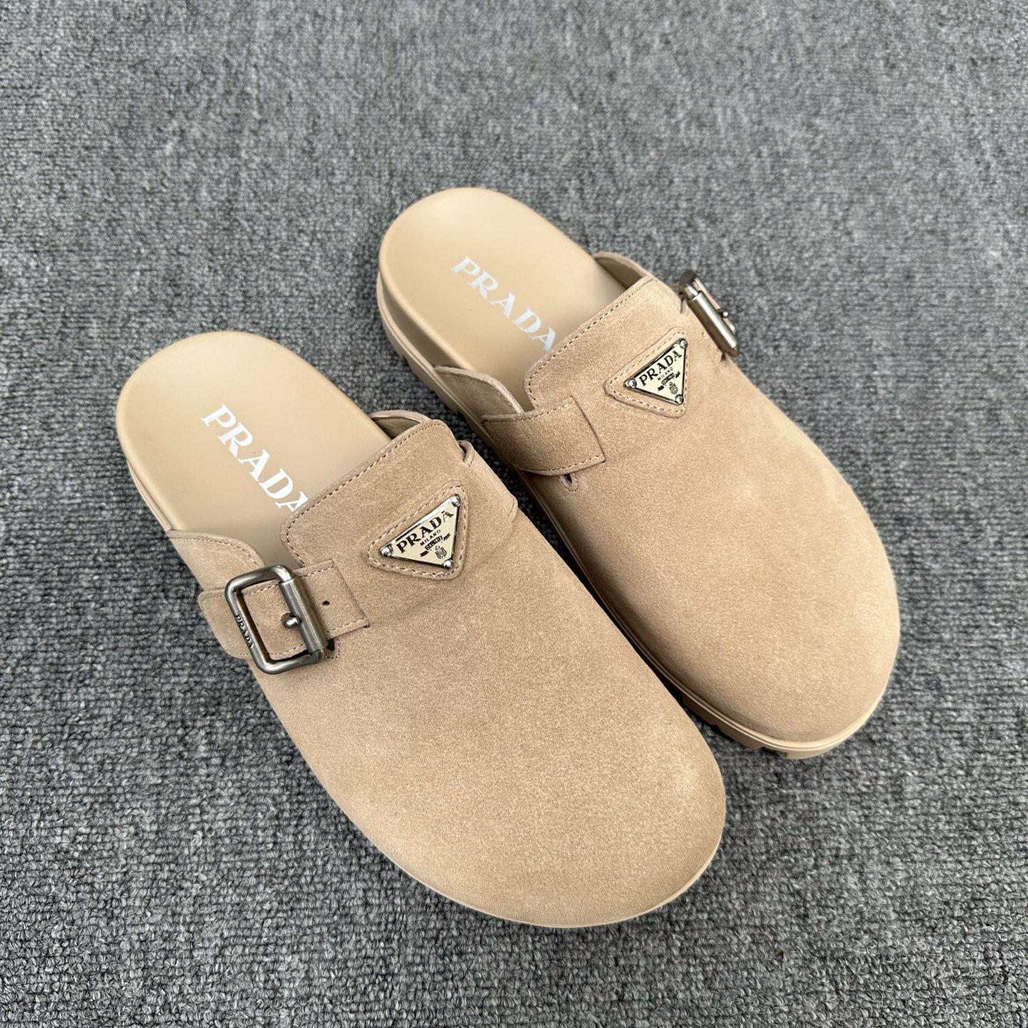Sục PRADA