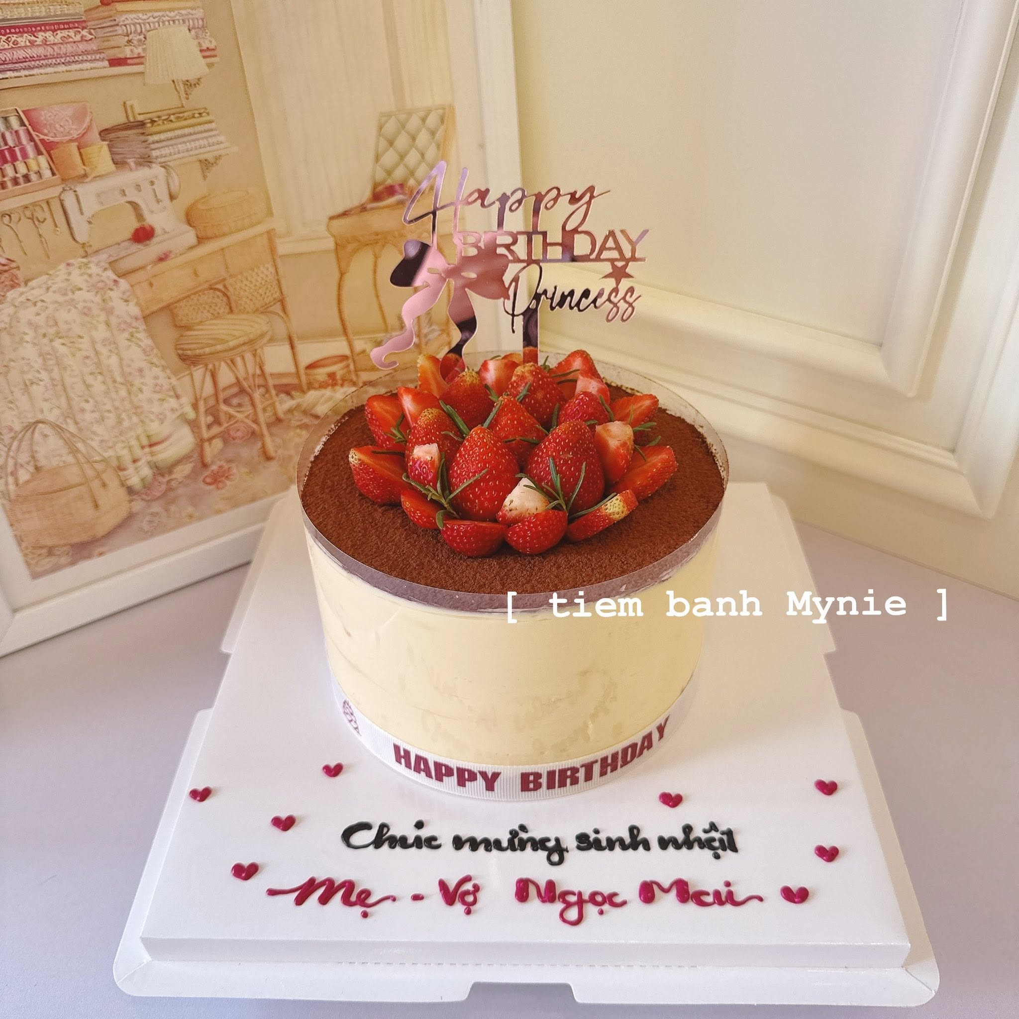 Bánh tiramisu trang trí dâu tây - TM005