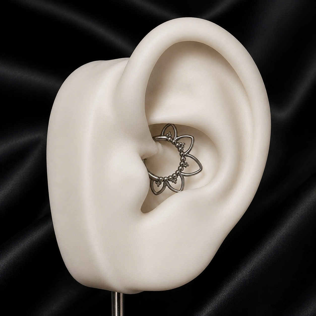Daith titan 5 cánh hoa trơn rỗng 8mm._thumbnail_2