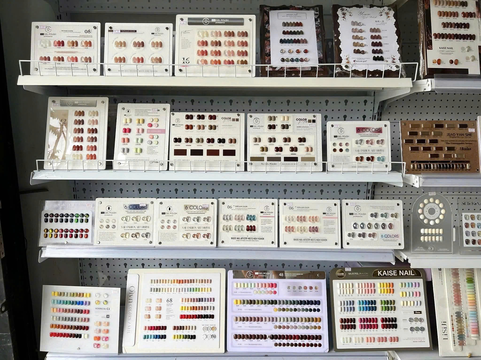 Bàn làm nail nhỏ thì nên sắp xếp đồ nghề thế nào cho gọn?