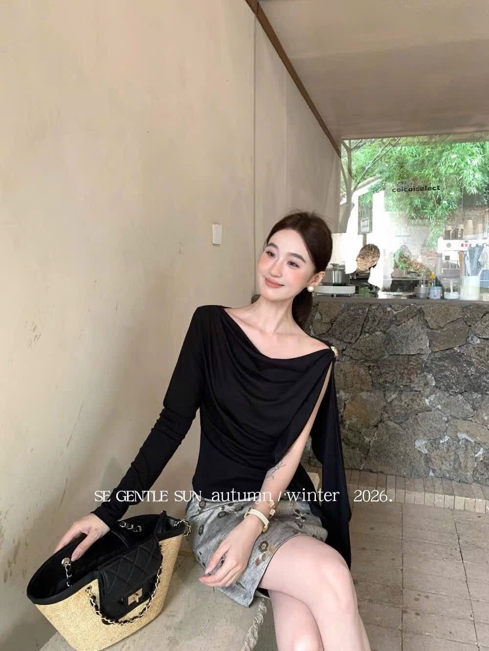 Lucas - Áo thun cổ đổ dài tay bèo lệch 1 bên vai đính charm vàng_thumbnail_3
