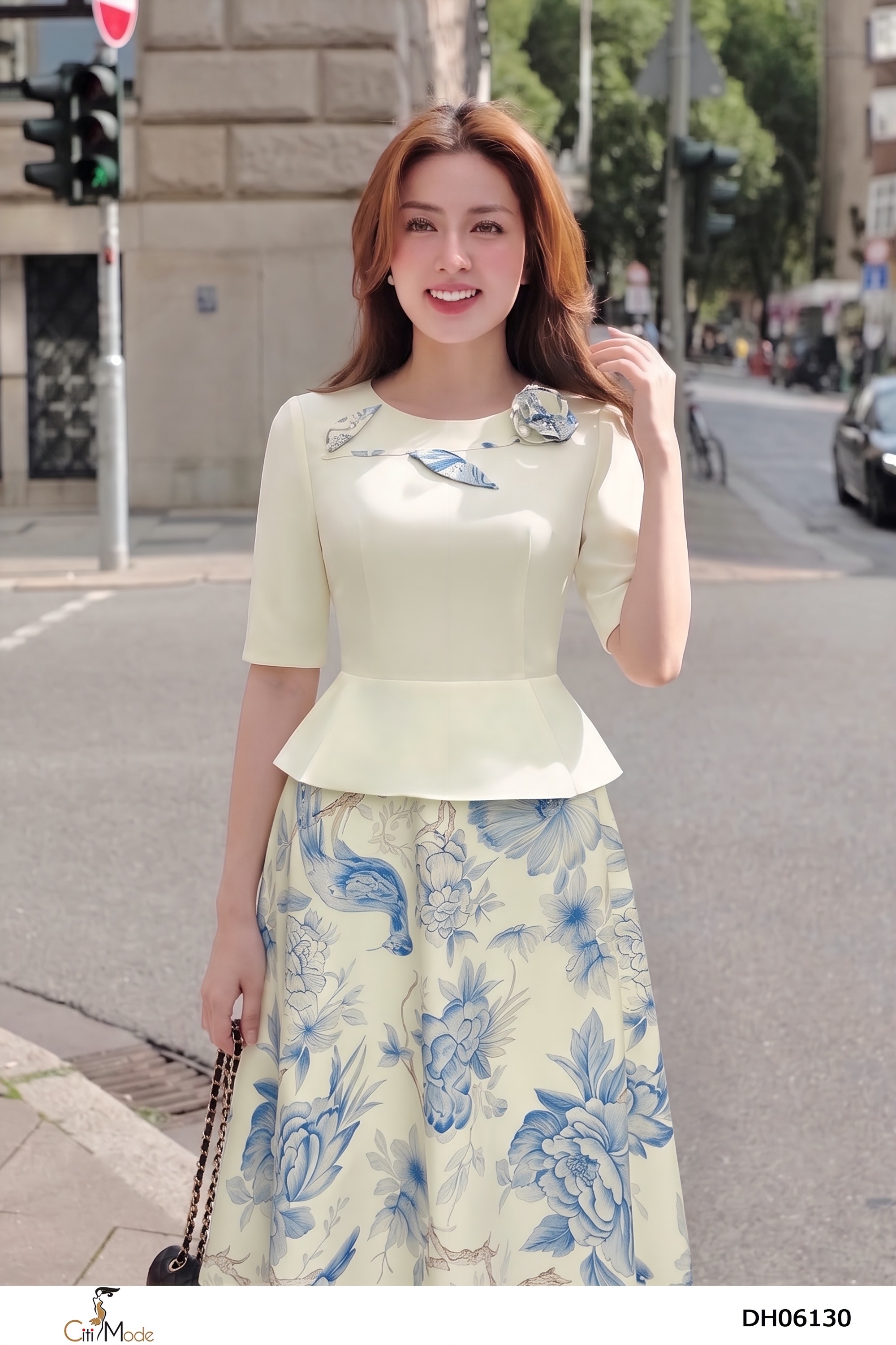 Đầm xòe hoa phối kem cổ tròn, tay lỡ