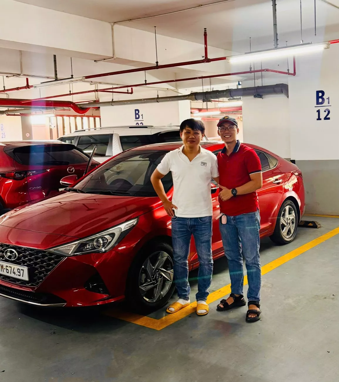 Khách nhận Hyundai Accent tại Ô Tô Thiên Phúc