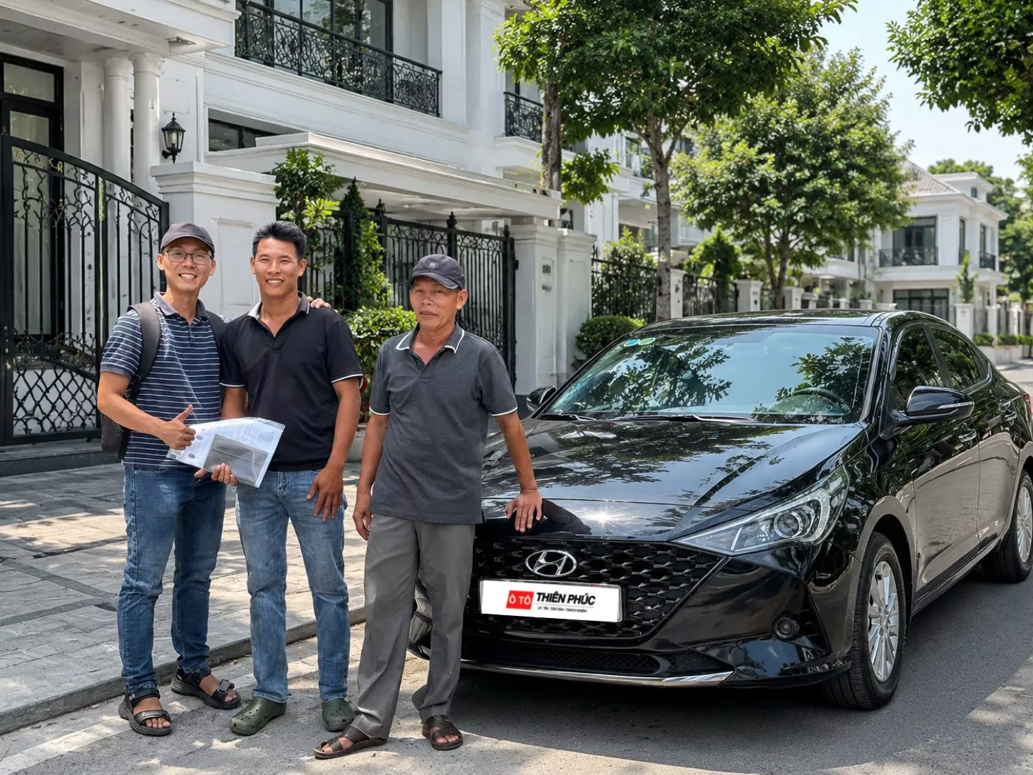 Khách nhận Hyundai Accent cùng hồ sơ sang tên tại Ô Tô Thiên Phúc