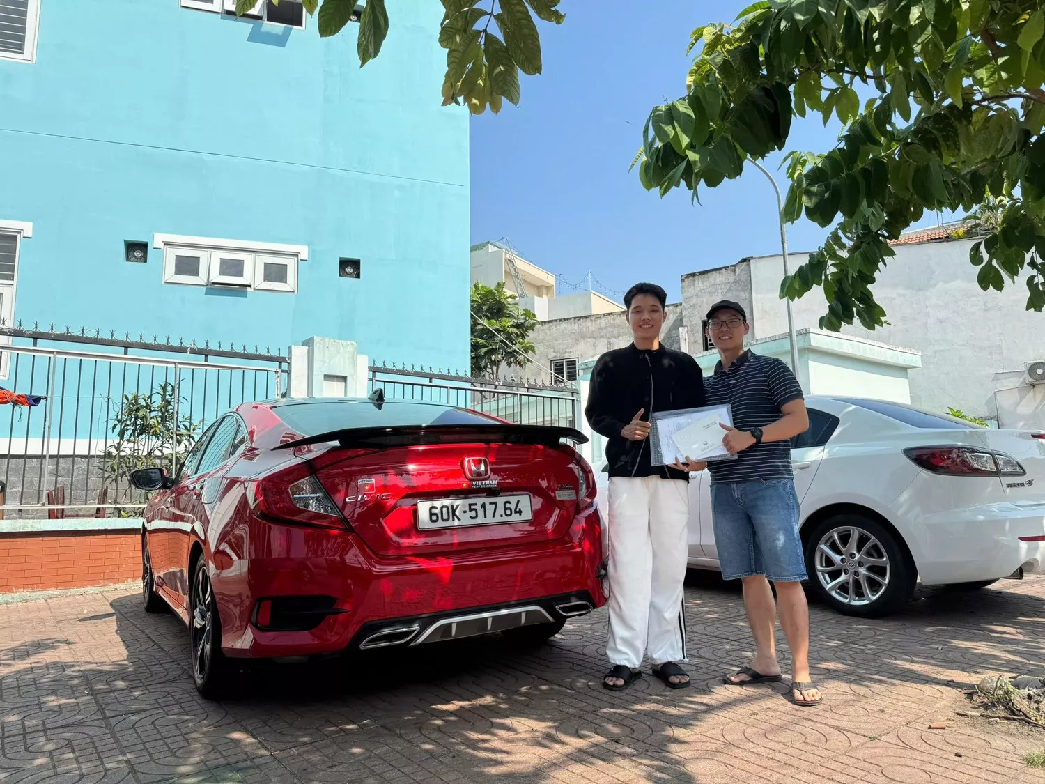 Khách nhận Honda Civic sau khi chốt giá minh bạch tại Ô Tô Thiên Phúc