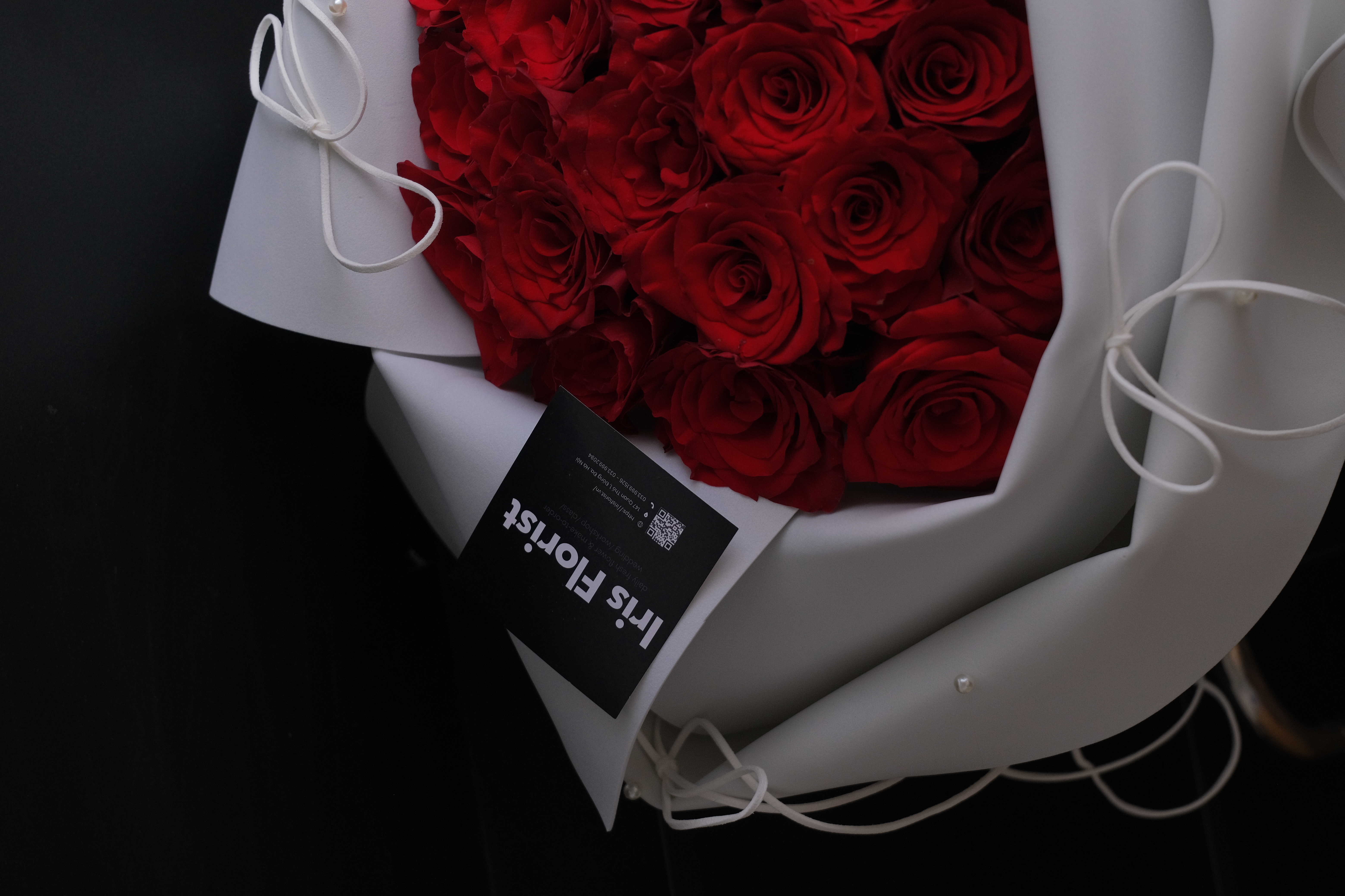 Burgundy Kiss - Bó hồng đỏ gói giấy xốp trắng_thumbnail_2