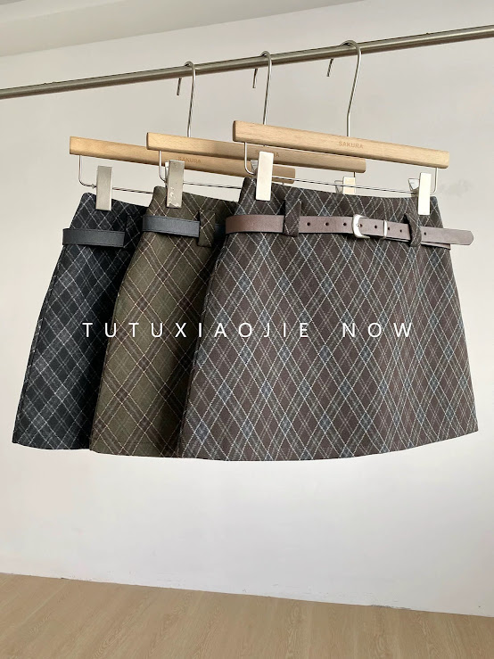 Lucas - Chân váy dạ kẻ sọc chéo nối cạp đỉa bản lớn + belt da lộn nâu