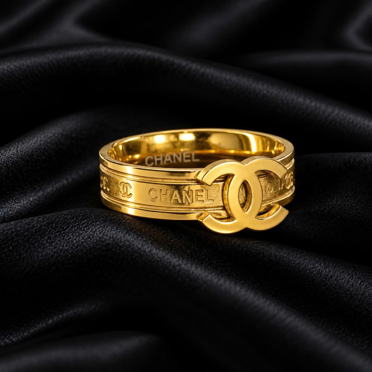 nhẫn kiểu titan vàng logo Chanel dập nổi khắc chữ size 5