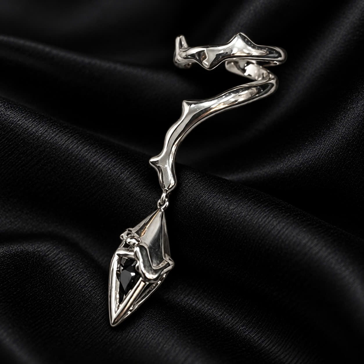 khuyên kẹp vành không cần lỗ thiết kế niche charm rơi tai phải.
