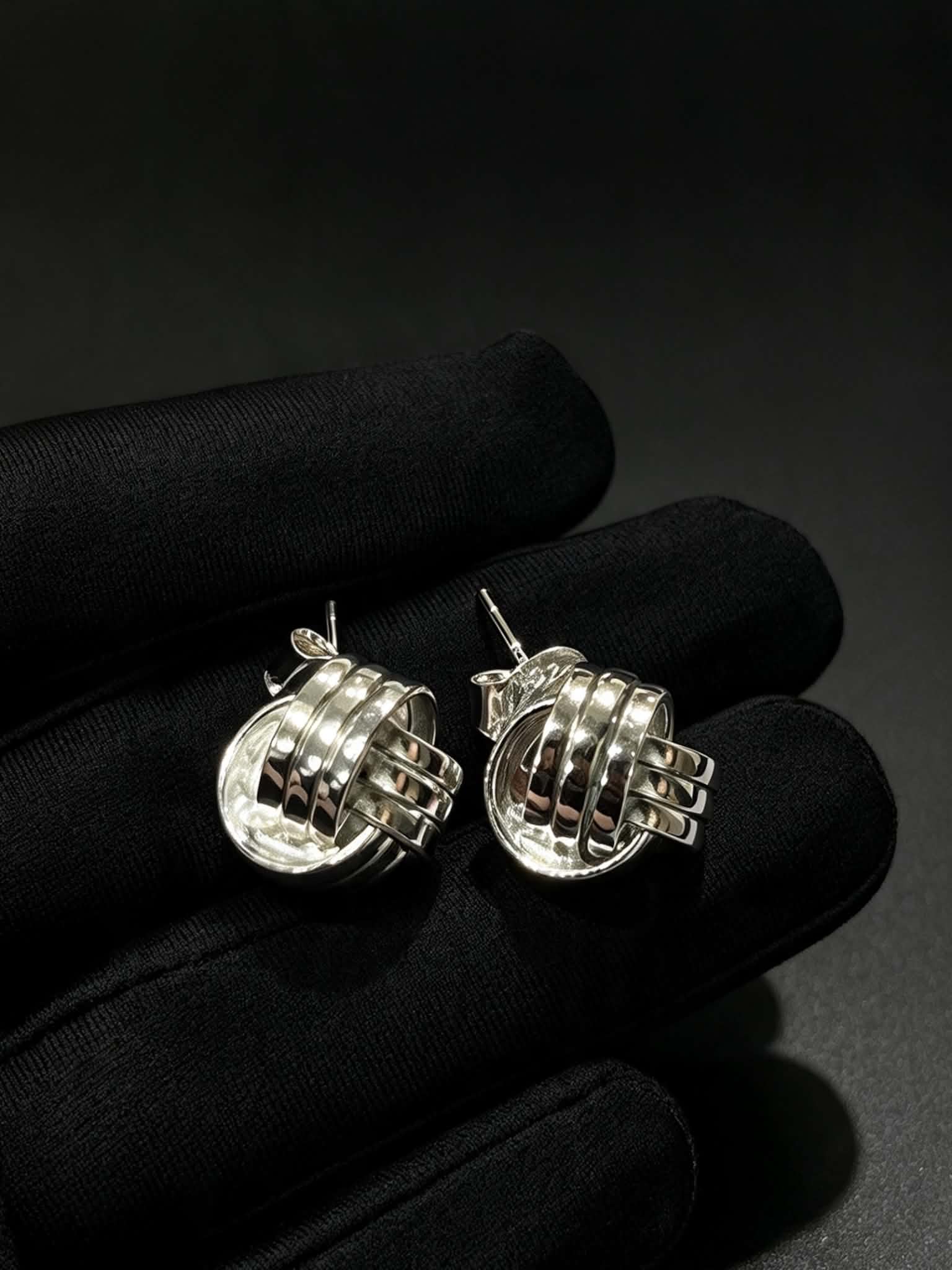 KNOT LAYERED STUD EARRING SILVER