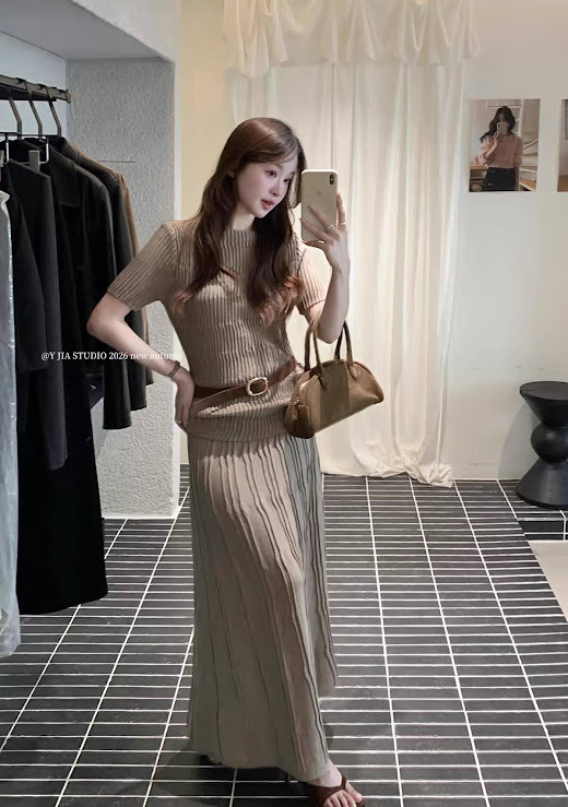 Lucas - Set áo thun len tay lỡ vải 3D sóng chéo + chân váy xòe dáng dài gân dọc_thumbnail_2
