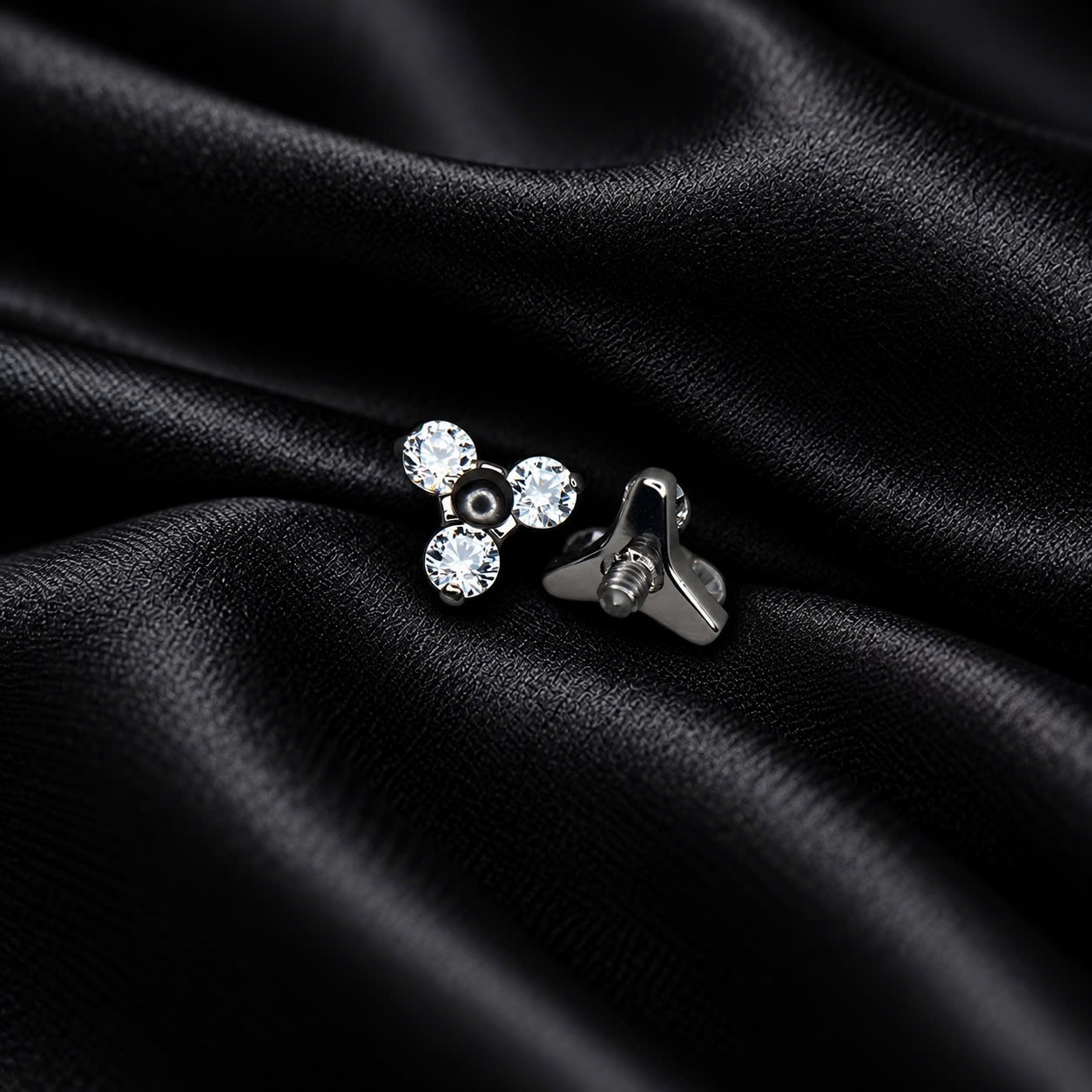 charm cấy titan lá ba cánh kim cương 1.6