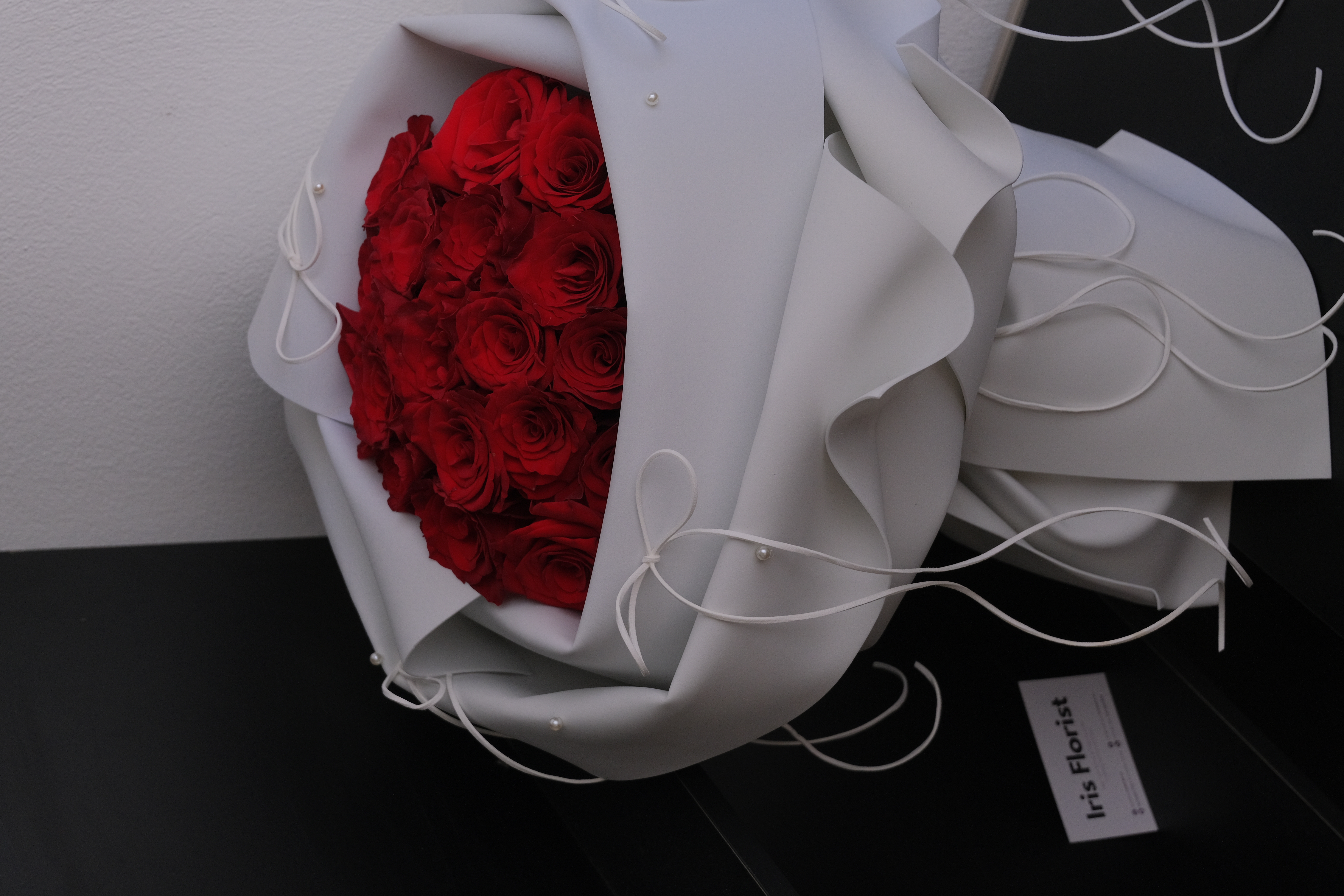 Burgundy Kiss - Bó hồng đỏ gói giấy xốp trắng