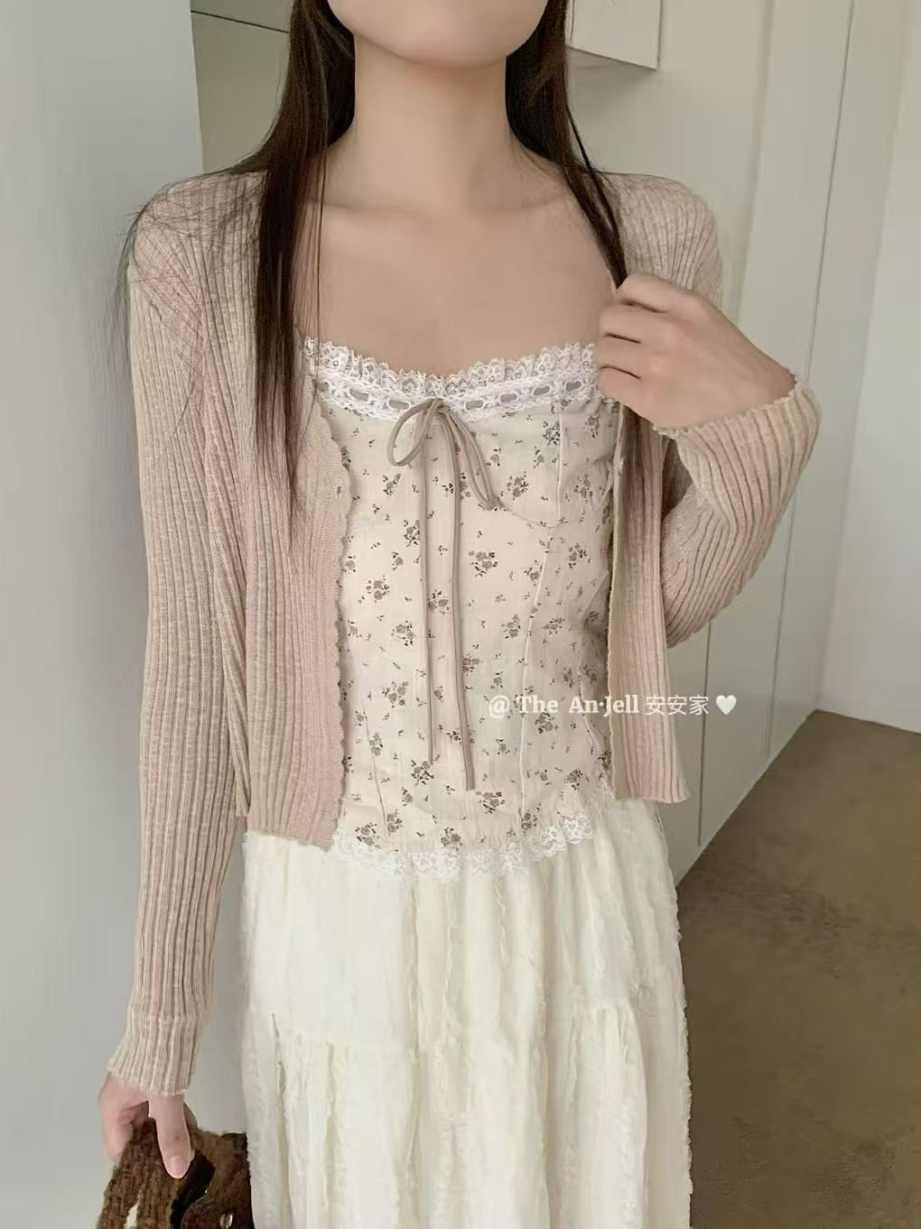 Lucas - Set áo thô hoa cúp ngực phối viền ren trắng 2 dây + áo cardigan An.Jell_thumbnail_1