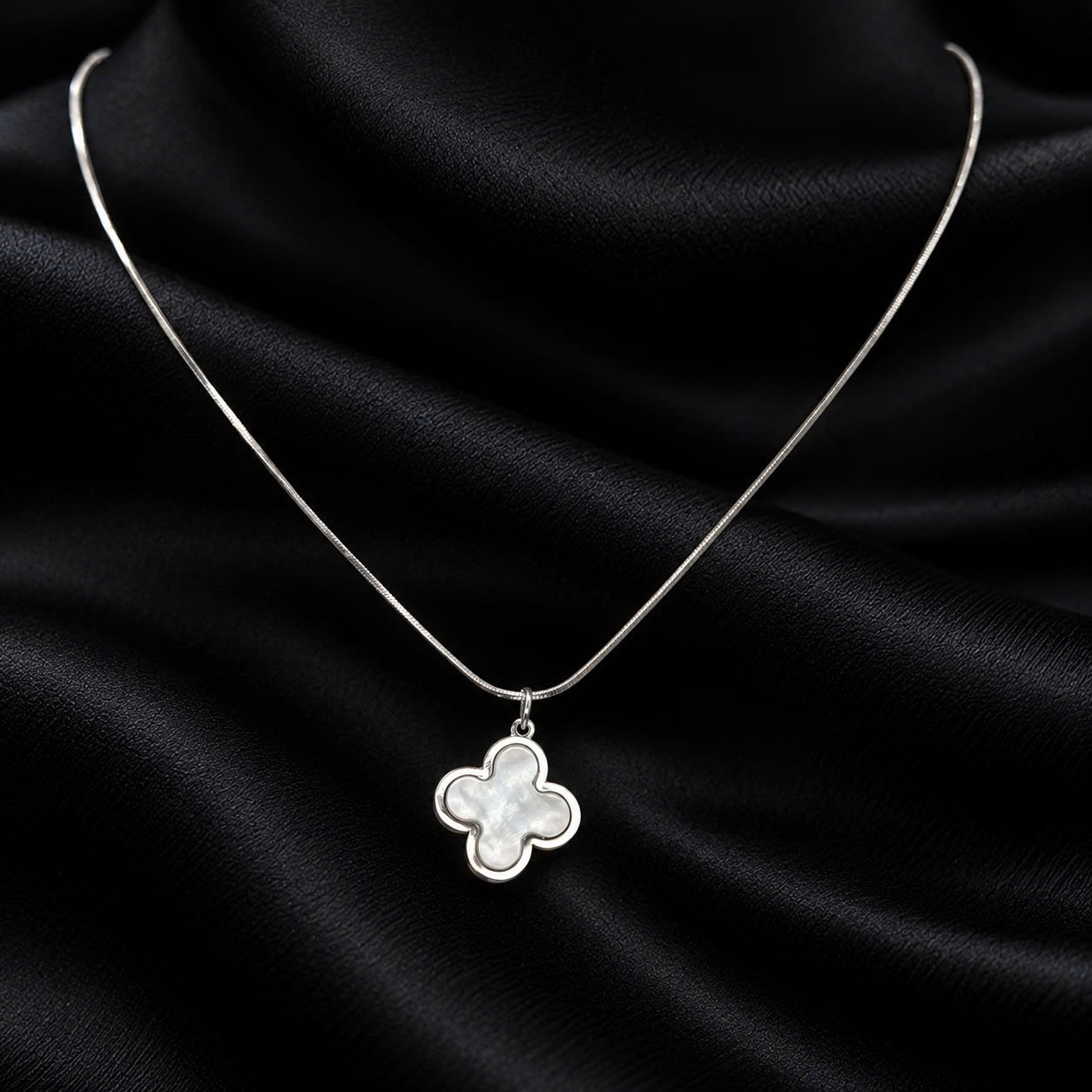 vòng cổ titan van cleef trắng xà cừ_thumbnail_2