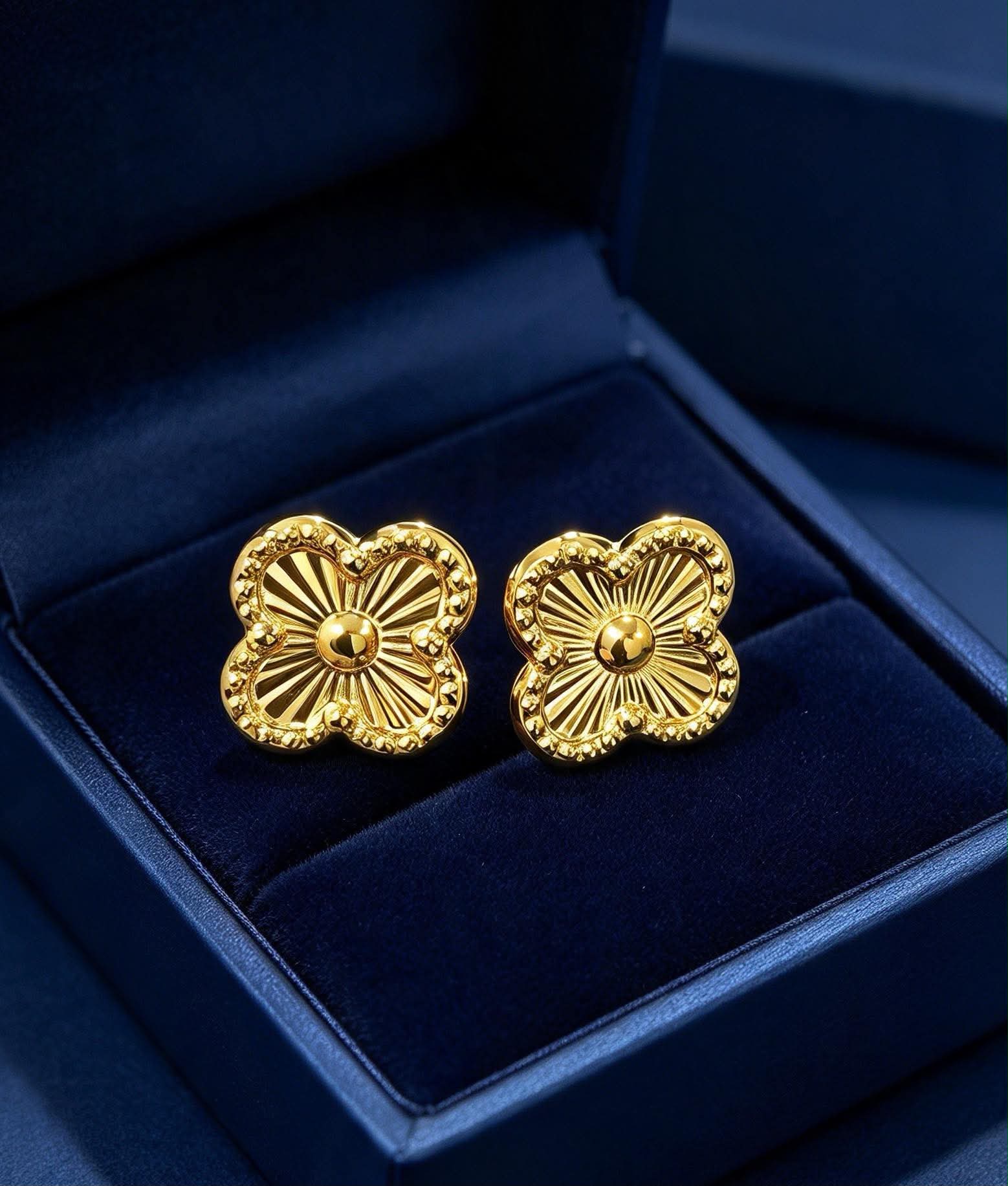 VCA STUD EARRING