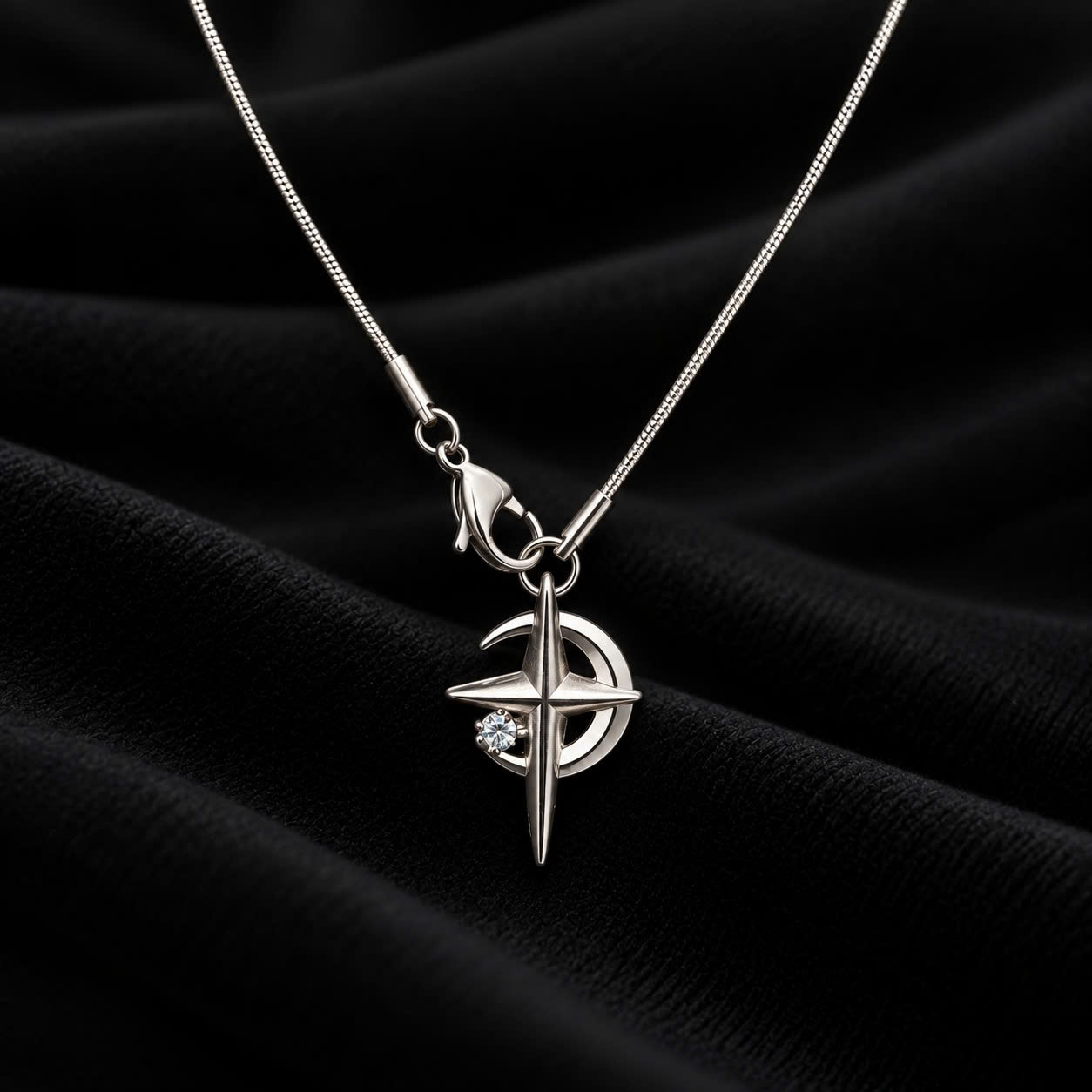 Vòng cổ titan charm sao và trăng.